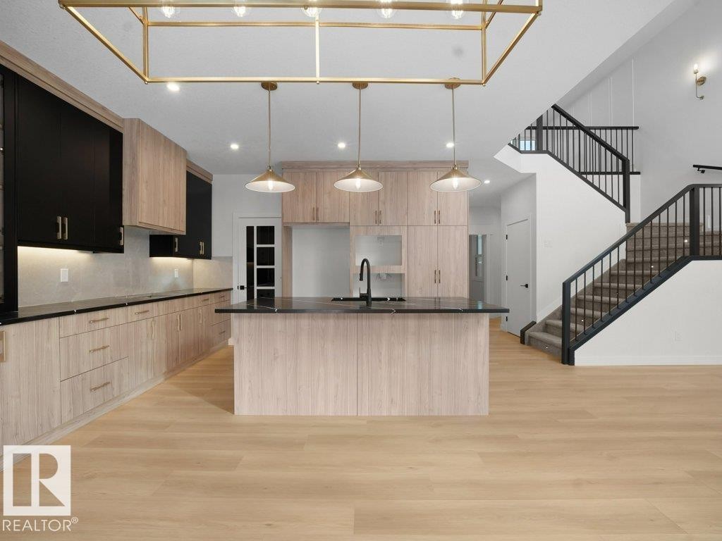 3312 Chickadee Dr, Edmonton, AB - Indoor Photo Showing Kitchen With Upgraded Kitchen