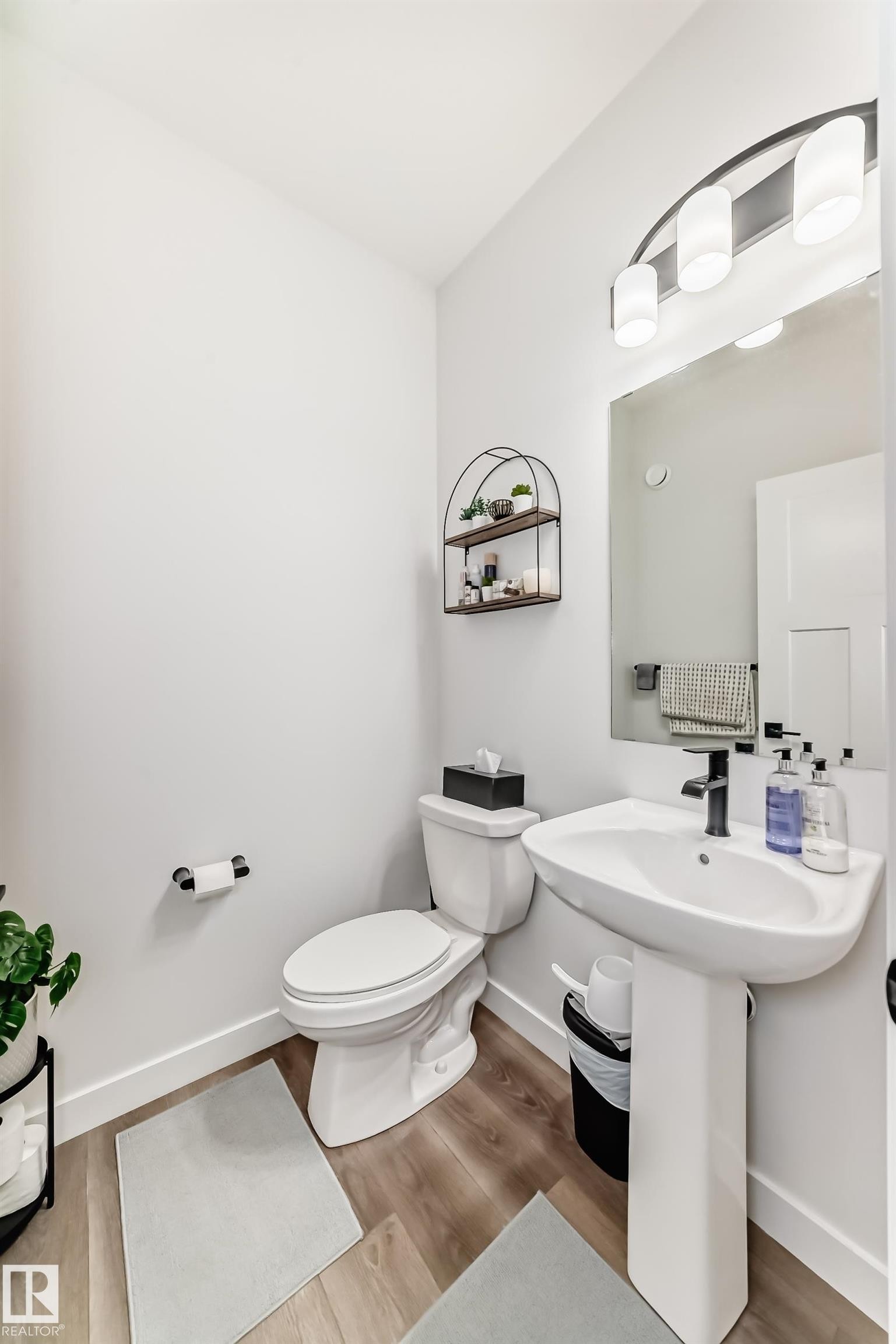 Bathroom featuring baseboards and light wood finished floors - 3569 Erlanger Link, Edmonton, AB - Indoor Photo Showing Bathroom