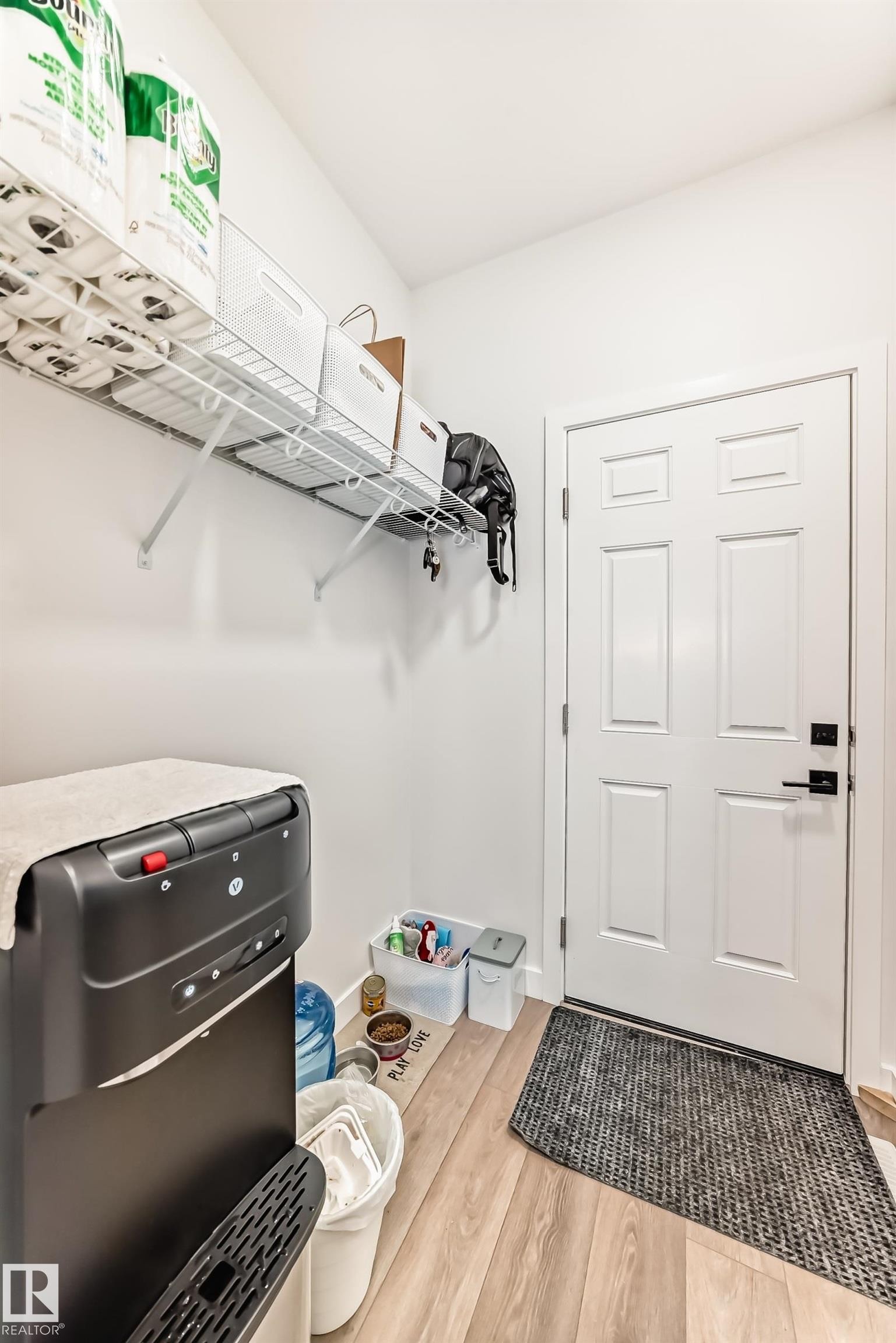 Laundry area with light wood-style floors and baseboards - 3569 Erlanger Link, Edmonton, AB - Indoor