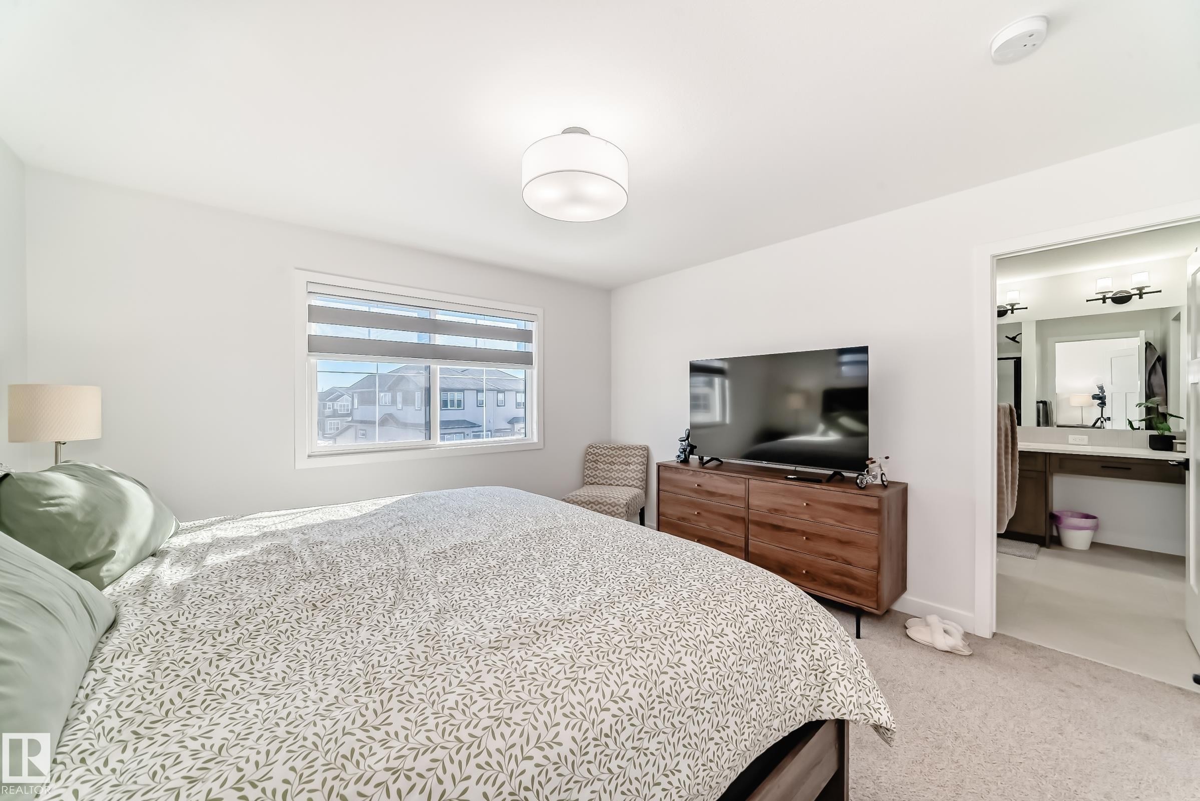 Bedroom featuring light carpet and ensuite bath - 3569 Erlanger Link, Edmonton, AB - Indoor Photo Showing Bedroom