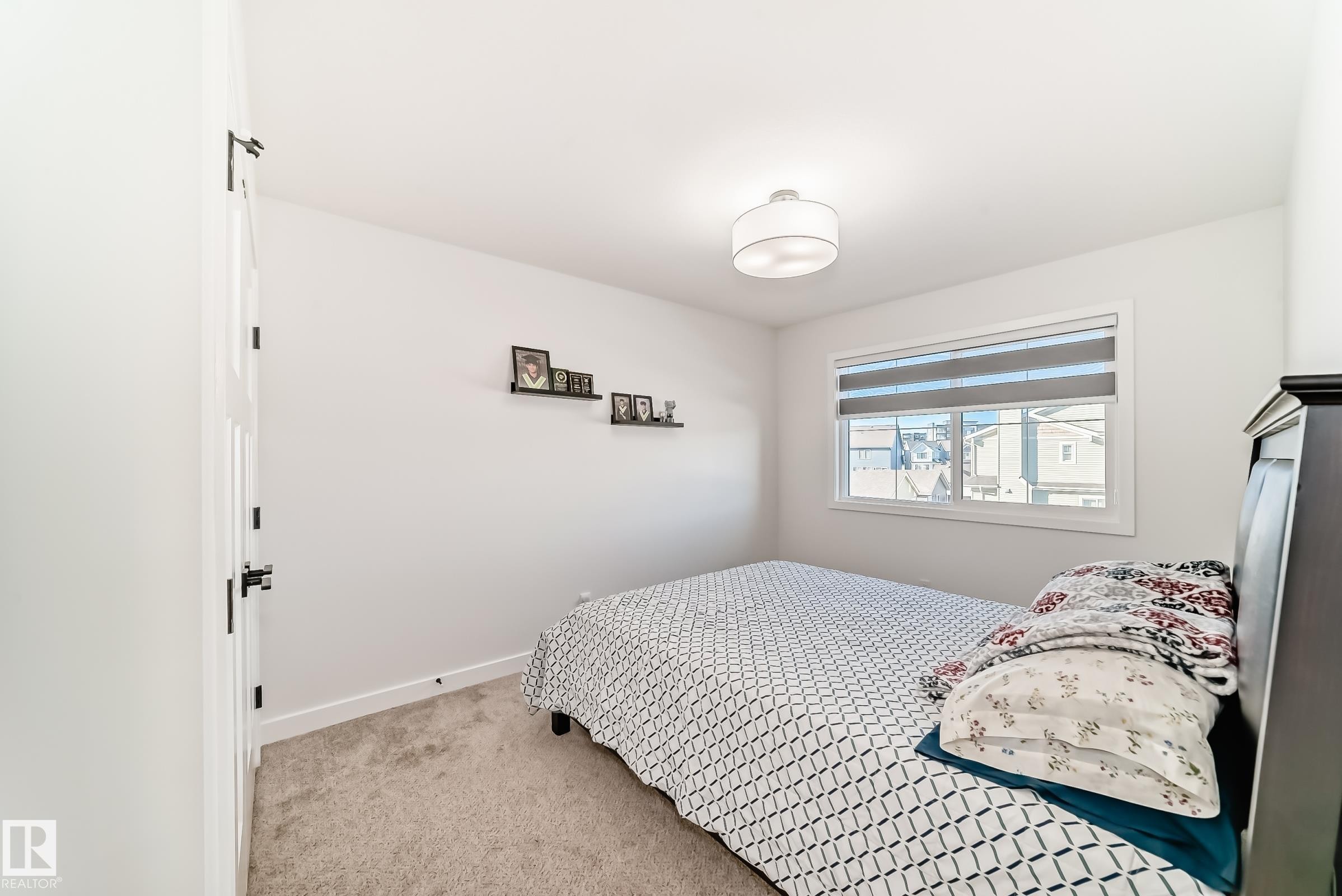 Bedroom featuring light colored carpet and baseboards - 3569 Erlanger Link, Edmonton, AB - Indoor Photo Showing Bedroom
