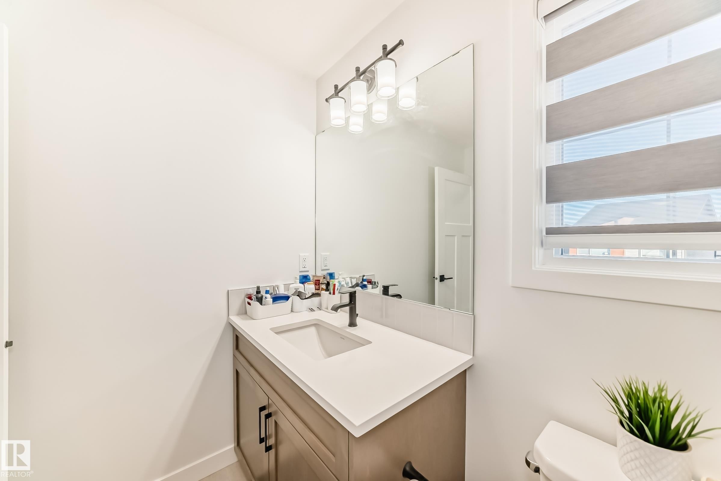 Bathroom with toilet and vanity - 3569 Erlanger Link, Edmonton, AB - Indoor Photo Showing Bathroom