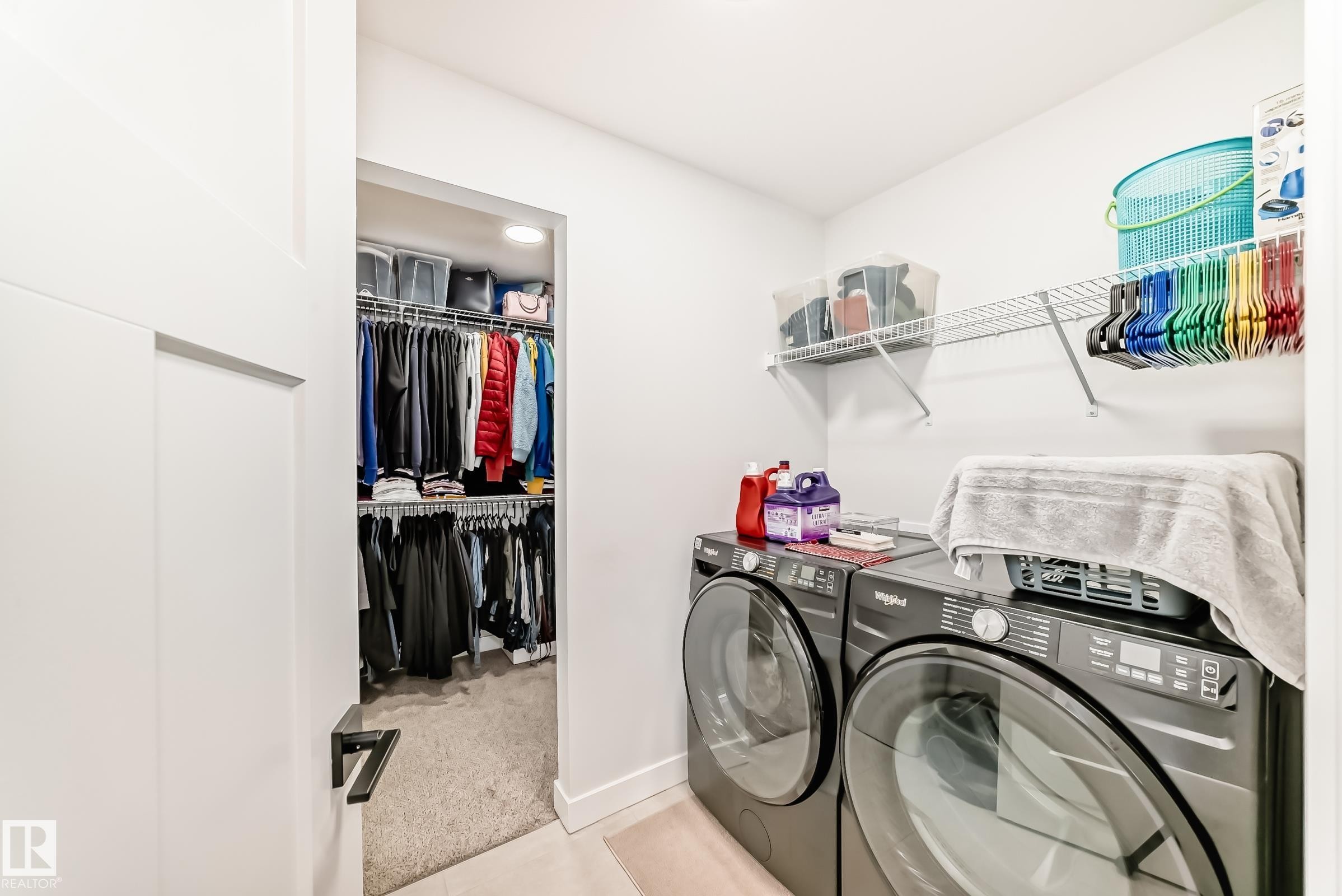 Laundry room featuring washing machine and dryer and baseboards - 3569 Erlanger Link, Edmonton, AB - Indoor Photo Showing Laundry Room