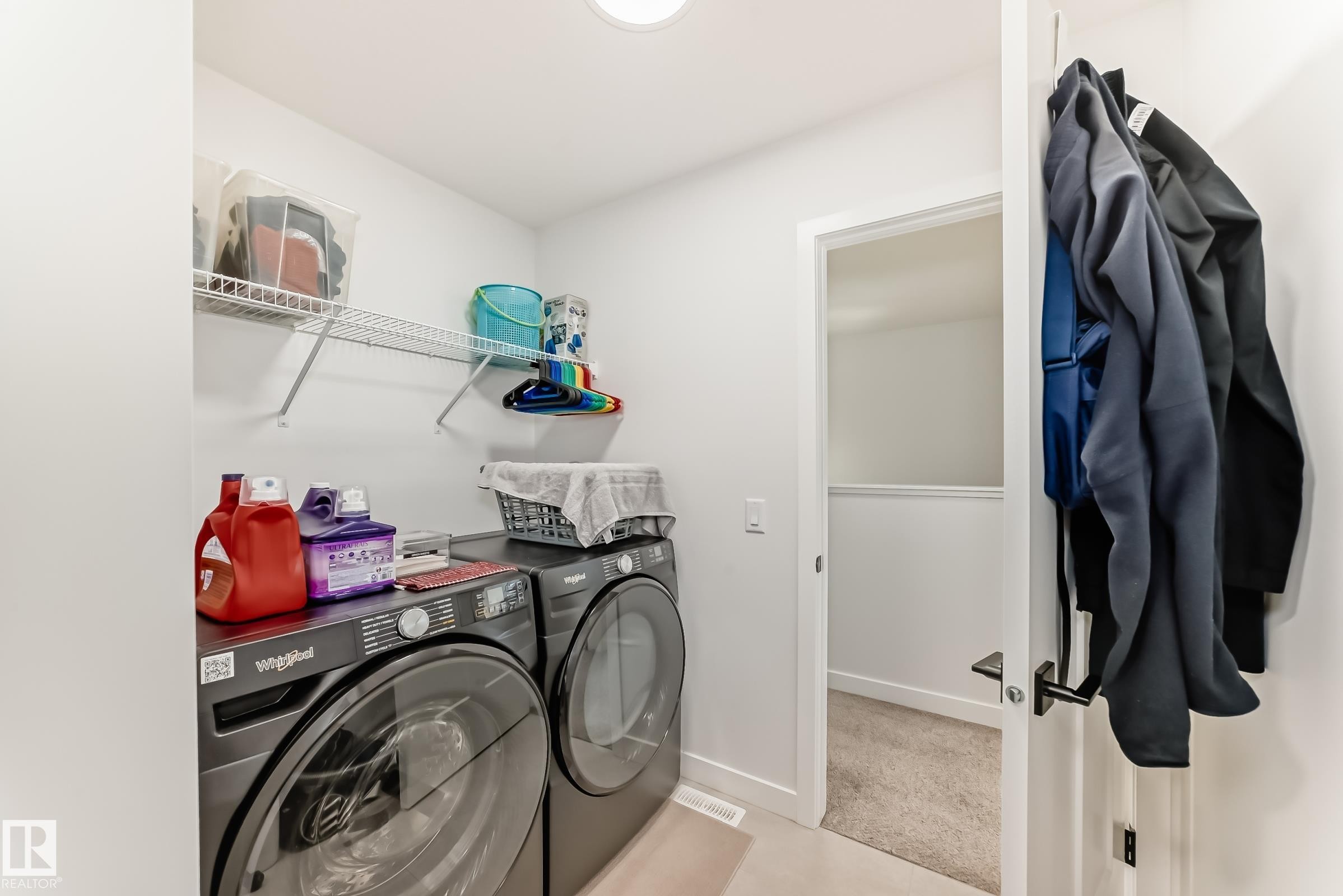Laundry room with baseboards and washer and clothes dryer - 3569 Erlanger Link, Edmonton, AB - Indoor Photo Showing Laundry Room