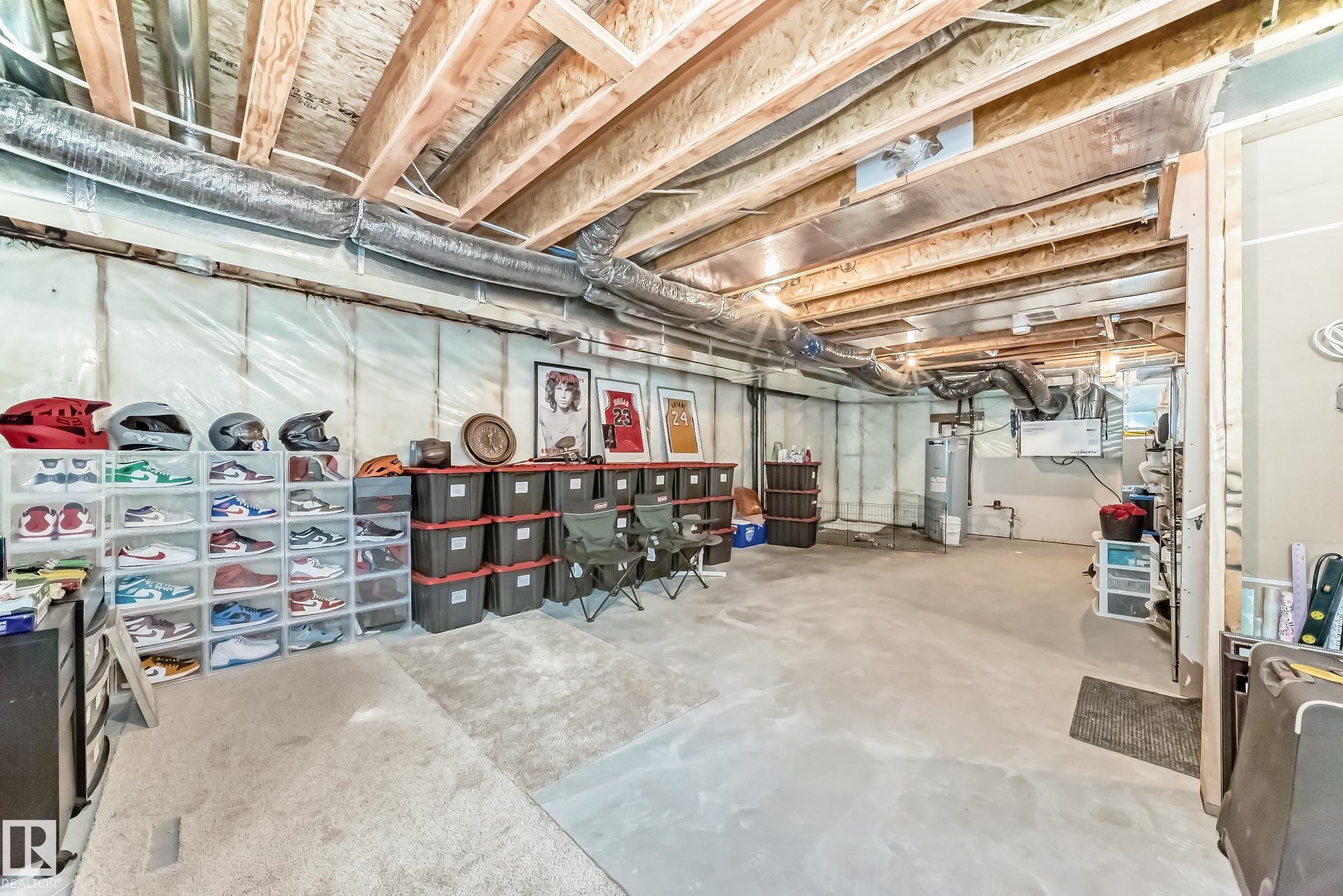 Unfinished below grade area with water heater - 3569 Erlanger Link, Edmonton, AB - Indoor Photo Showing Basement