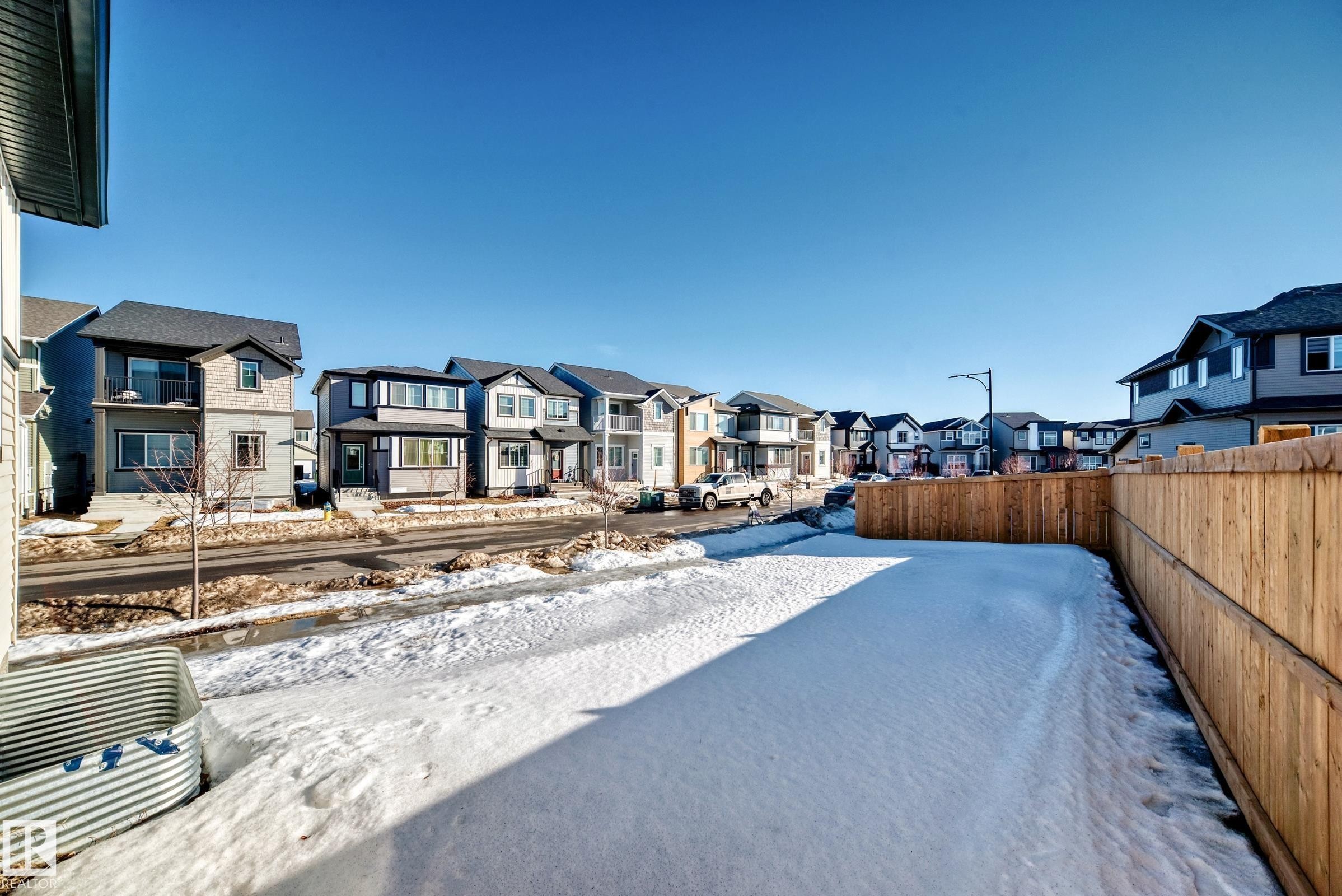 Yard covered in snow featuring a residential view - 3569 Erlanger Link, Edmonton, AB - Outdoor