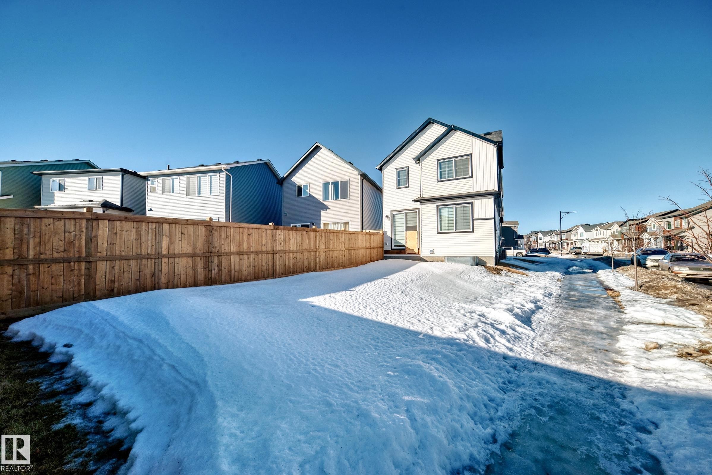 Snow covered house featuring a residential view - 3569 Erlanger Link, Edmonton, AB - Outdoor