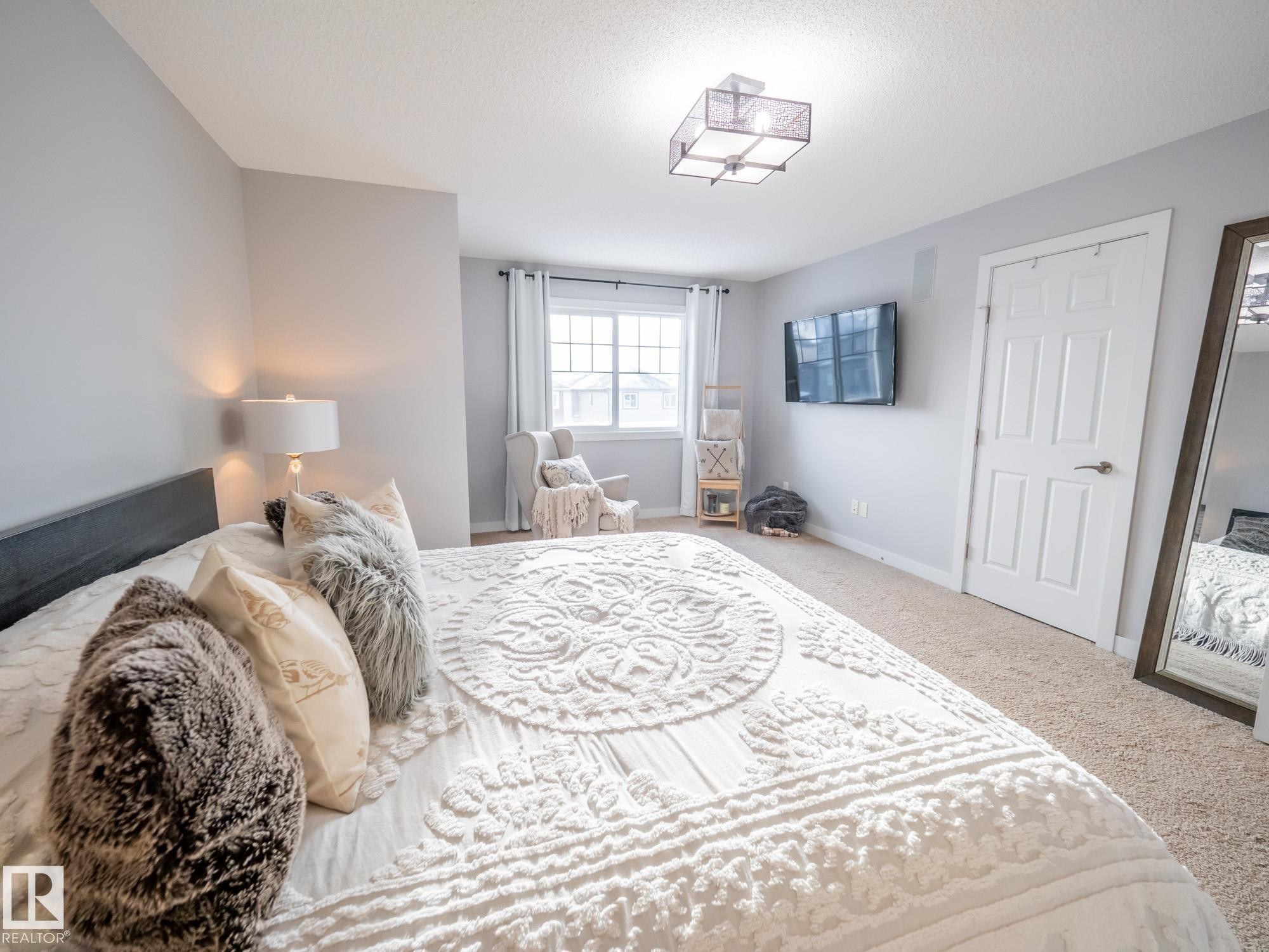 4211 Charles Close, Edmonton, AB - Indoor Photo Showing Bedroom