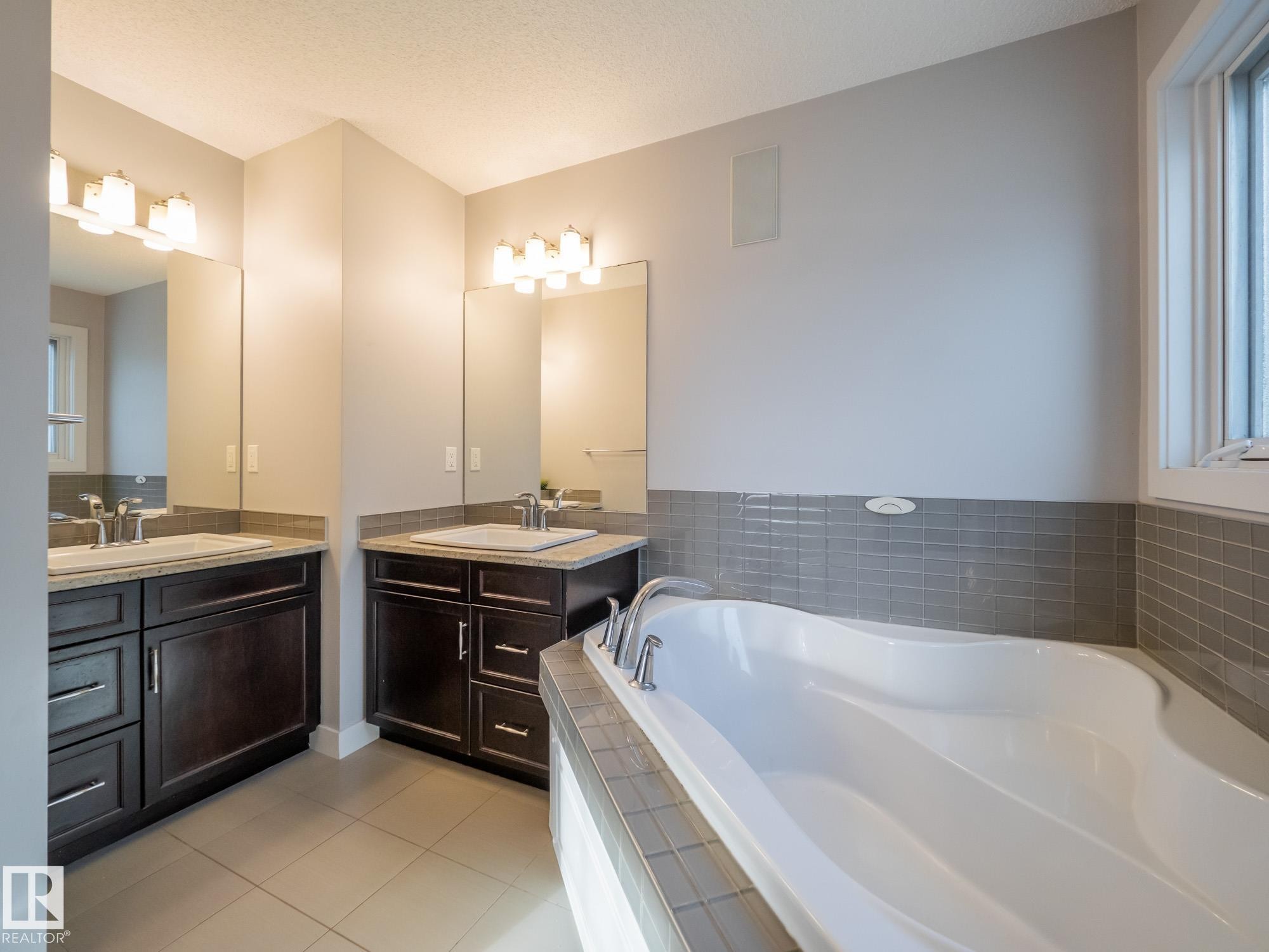 4211 Charles Close, Edmonton, AB - Indoor Photo Showing Bathroom