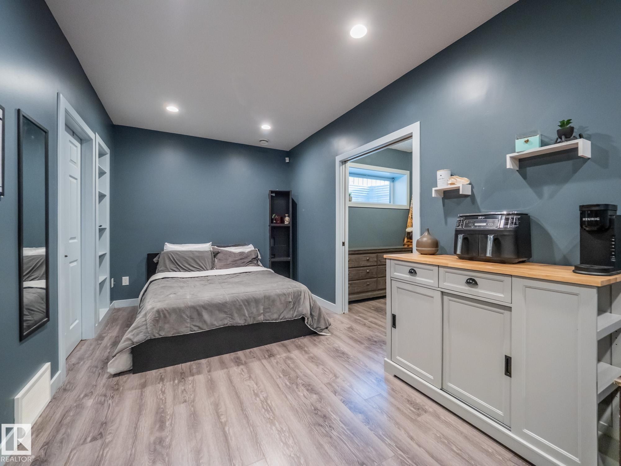 4211 Charles Close, Edmonton, AB - Indoor Photo Showing Bedroom