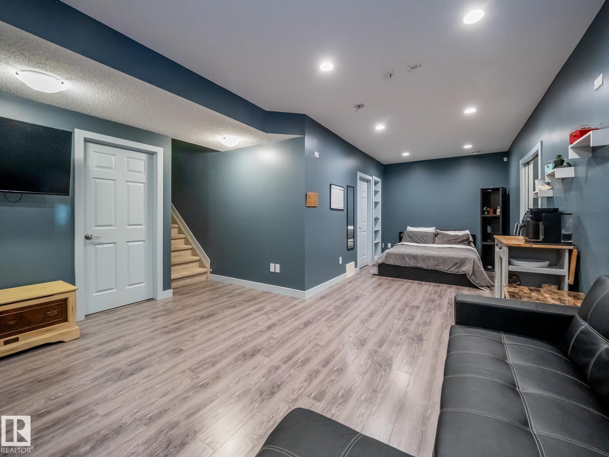 4211 Charles Close, Edmonton, AB - Indoor