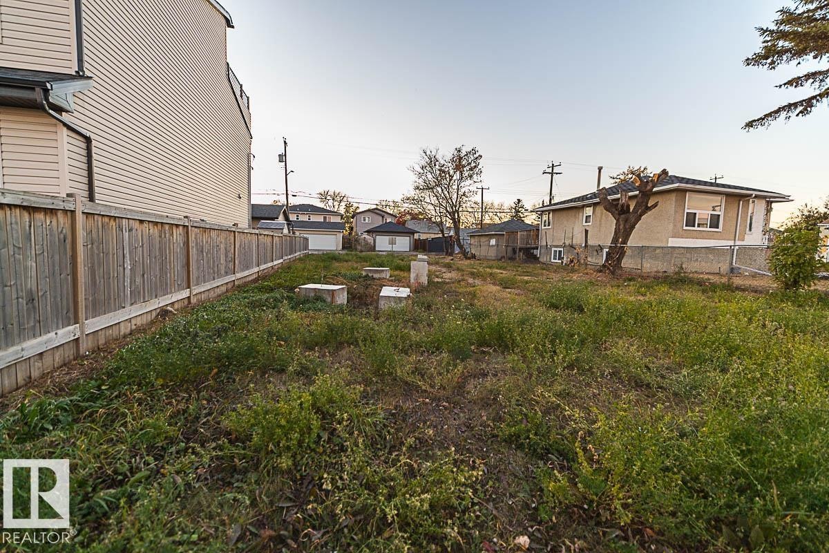 Fenced yard featuring a residential view - 11640 80 Street, Edmonton, AB