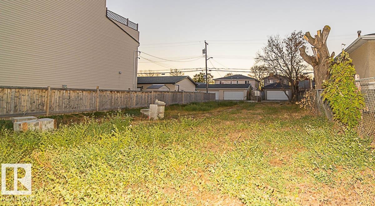 Fenced yard with a residential view - 11640 80 Street, Edmonton, AB