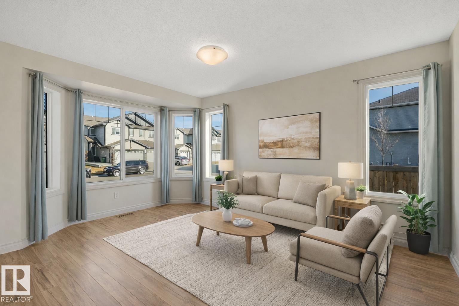3003 16 Avenue, Edmonton, AB - Indoor Photo Showing Living Room