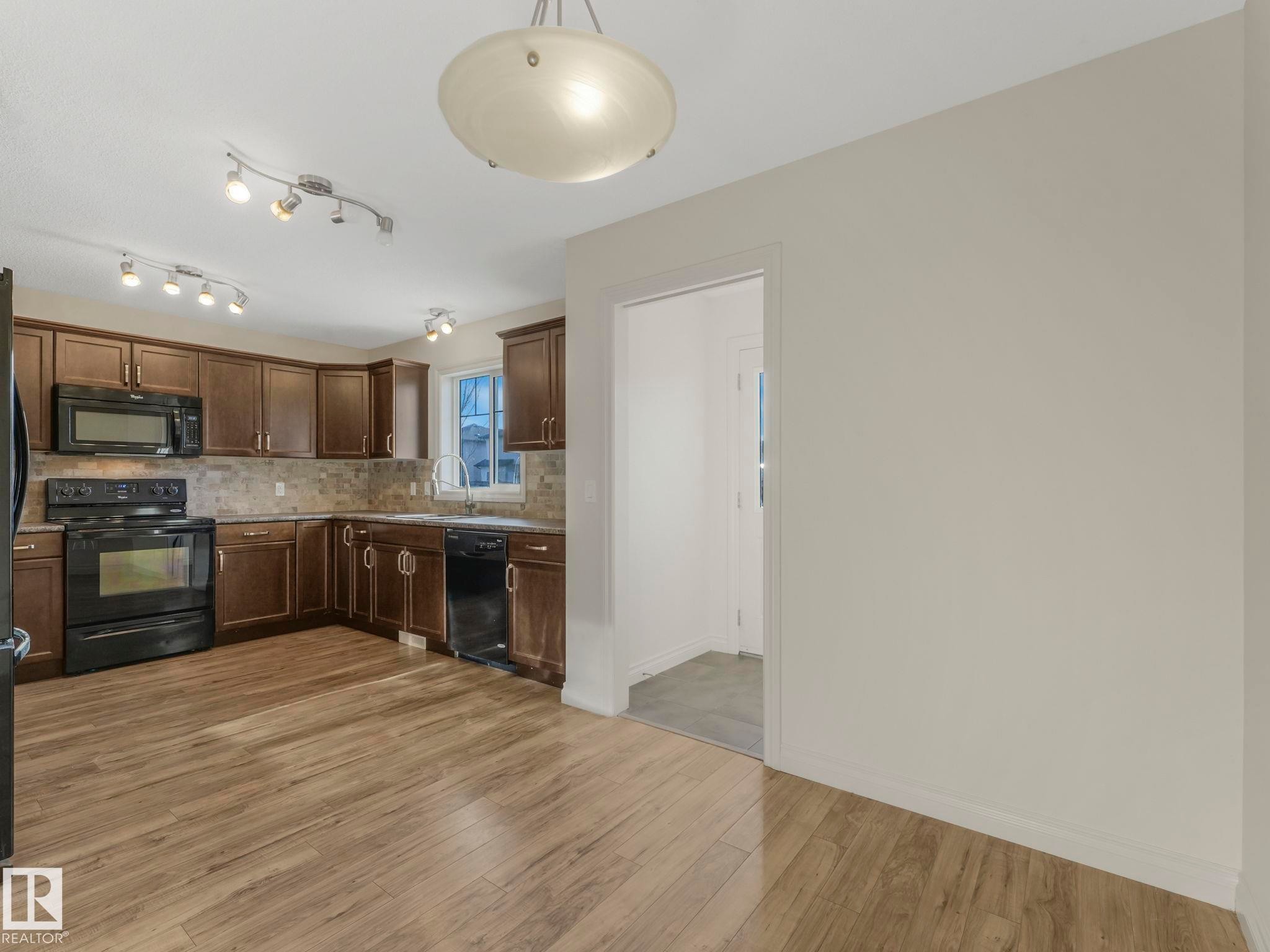 3003 16 Avenue, Edmonton, AB - Indoor Photo Showing Kitchen