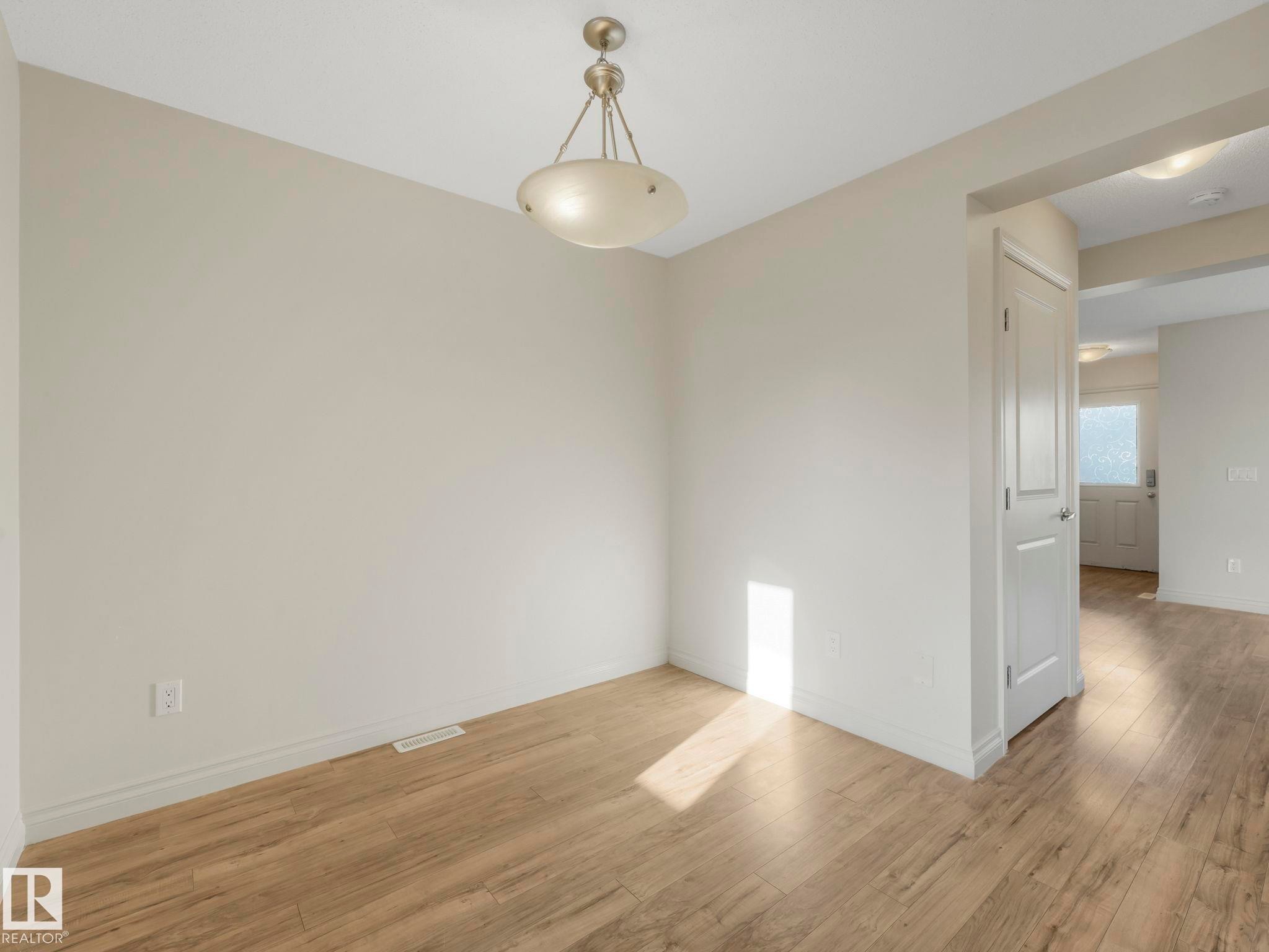 3003 16 Avenue, Edmonton, AB - Indoor Photo Showing Other Room