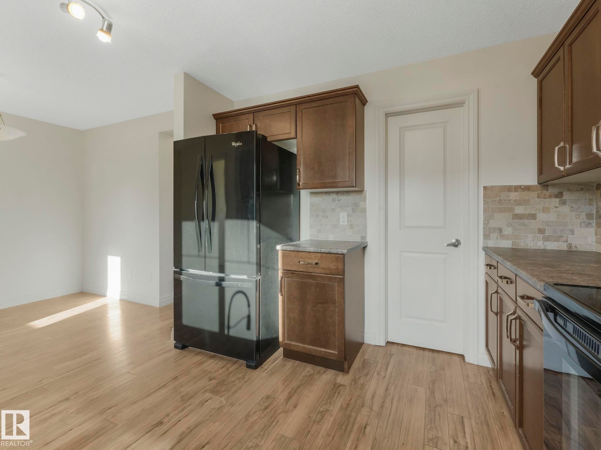 3003 16 Avenue, Edmonton, AB - Indoor Photo Showing Kitchen