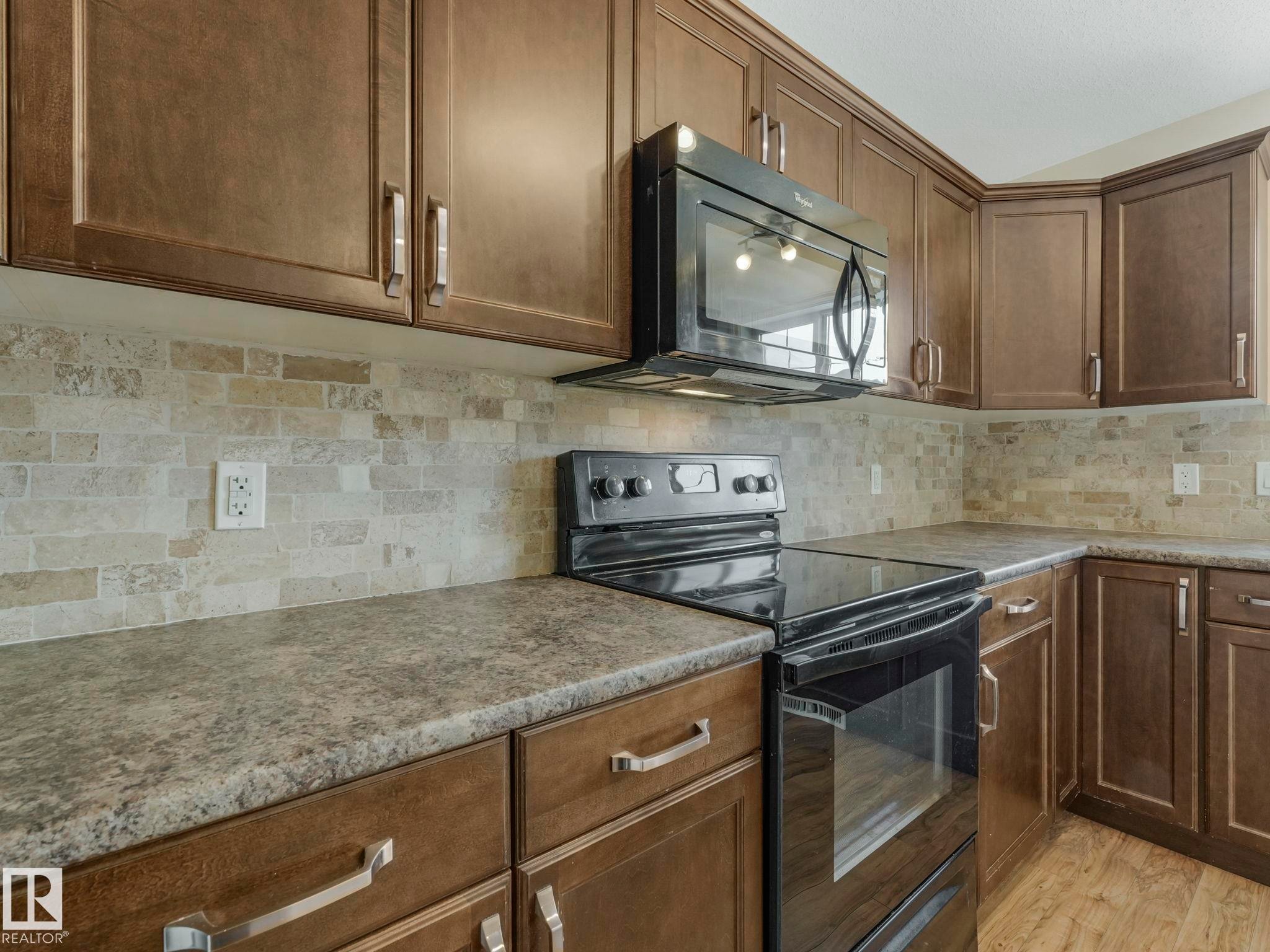 3003 16 Avenue, Edmonton, AB - Indoor Photo Showing Kitchen