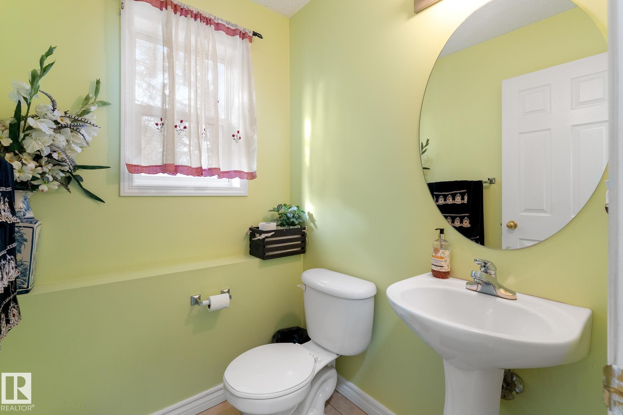 Bathroom with toilet and baseboards - 13148 151 Avenue, Edmonton, AB - Indoor Photo Showing Bathroom