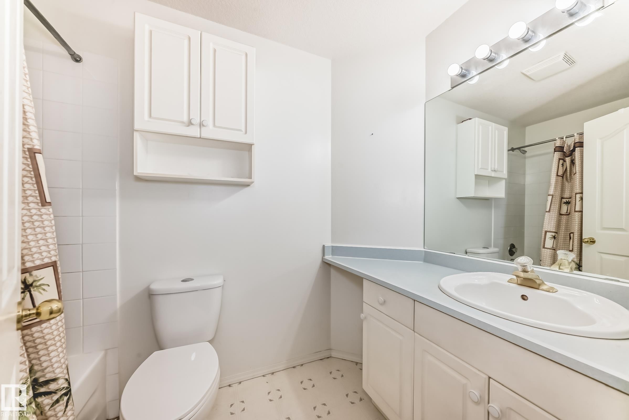 8317 171A Avenue, Edmonton, AB - Indoor Photo Showing Bathroom