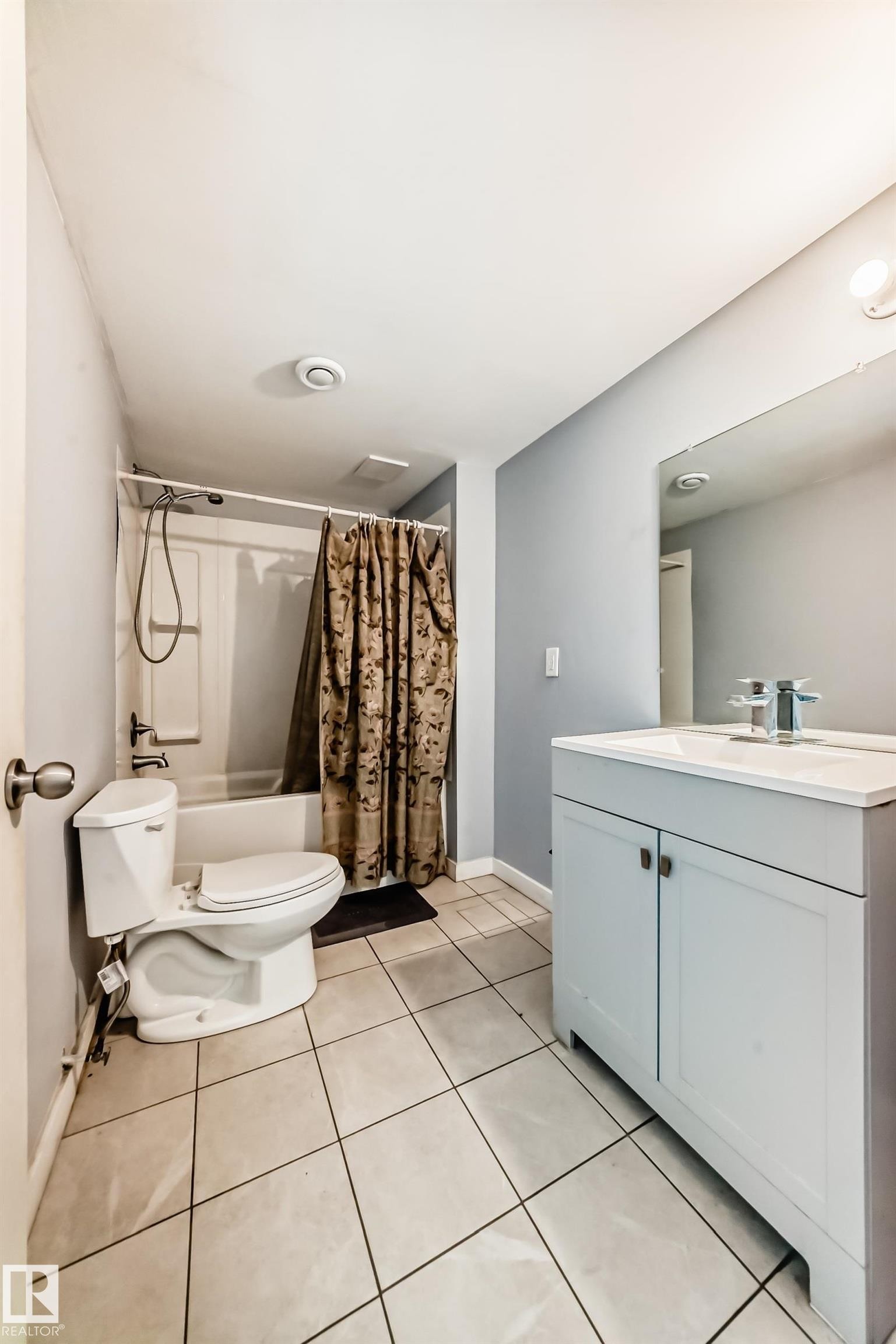 8317 171A Avenue, Edmonton, AB - Indoor Photo Showing Bathroom
