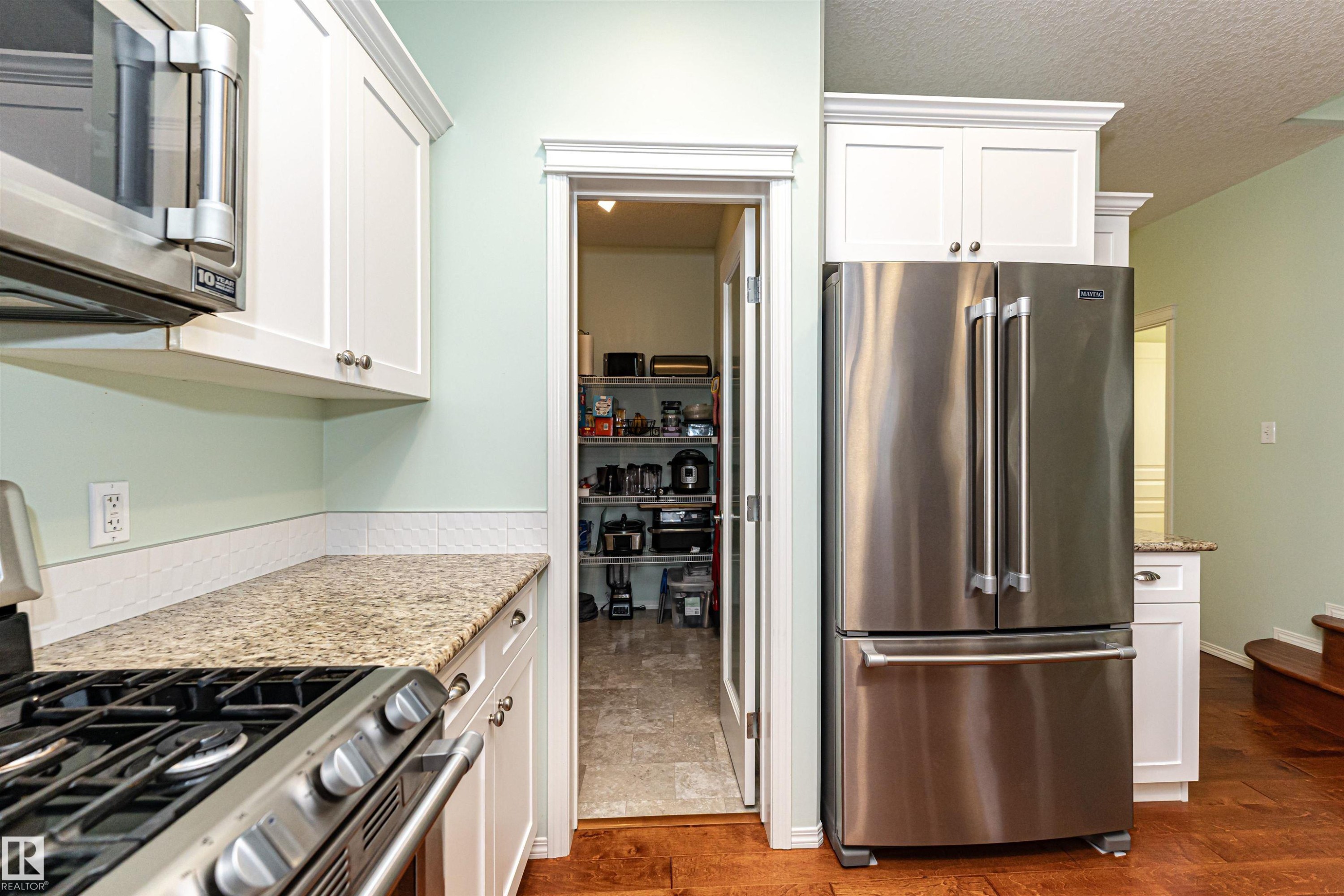 7003 174 Avenue Nw, Edmonton, AB - Indoor Photo Showing Kitchen