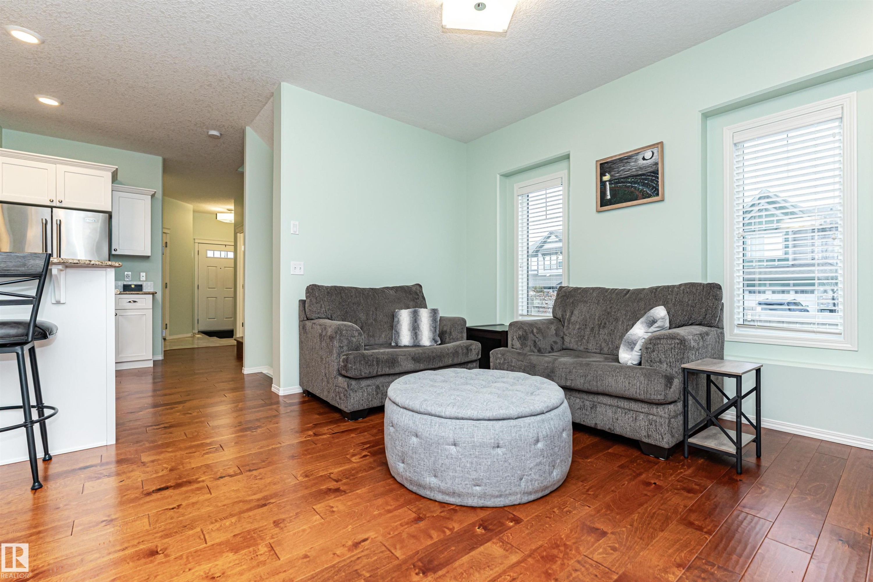 7003 174 Avenue Nw, Edmonton, AB - Indoor Photo Showing Living Room