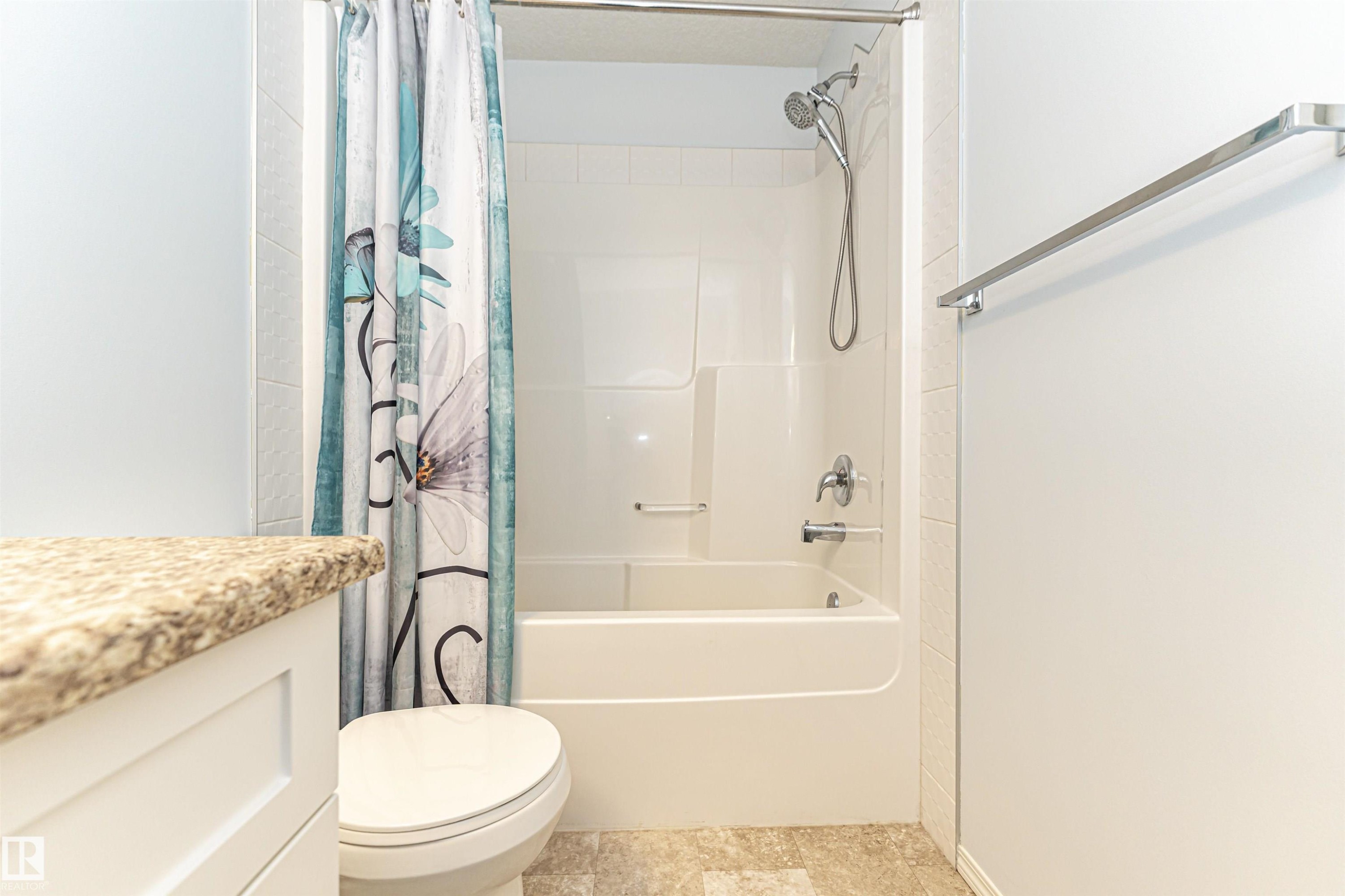 7003 174 Avenue Nw, Edmonton, AB - Indoor Photo Showing Bathroom