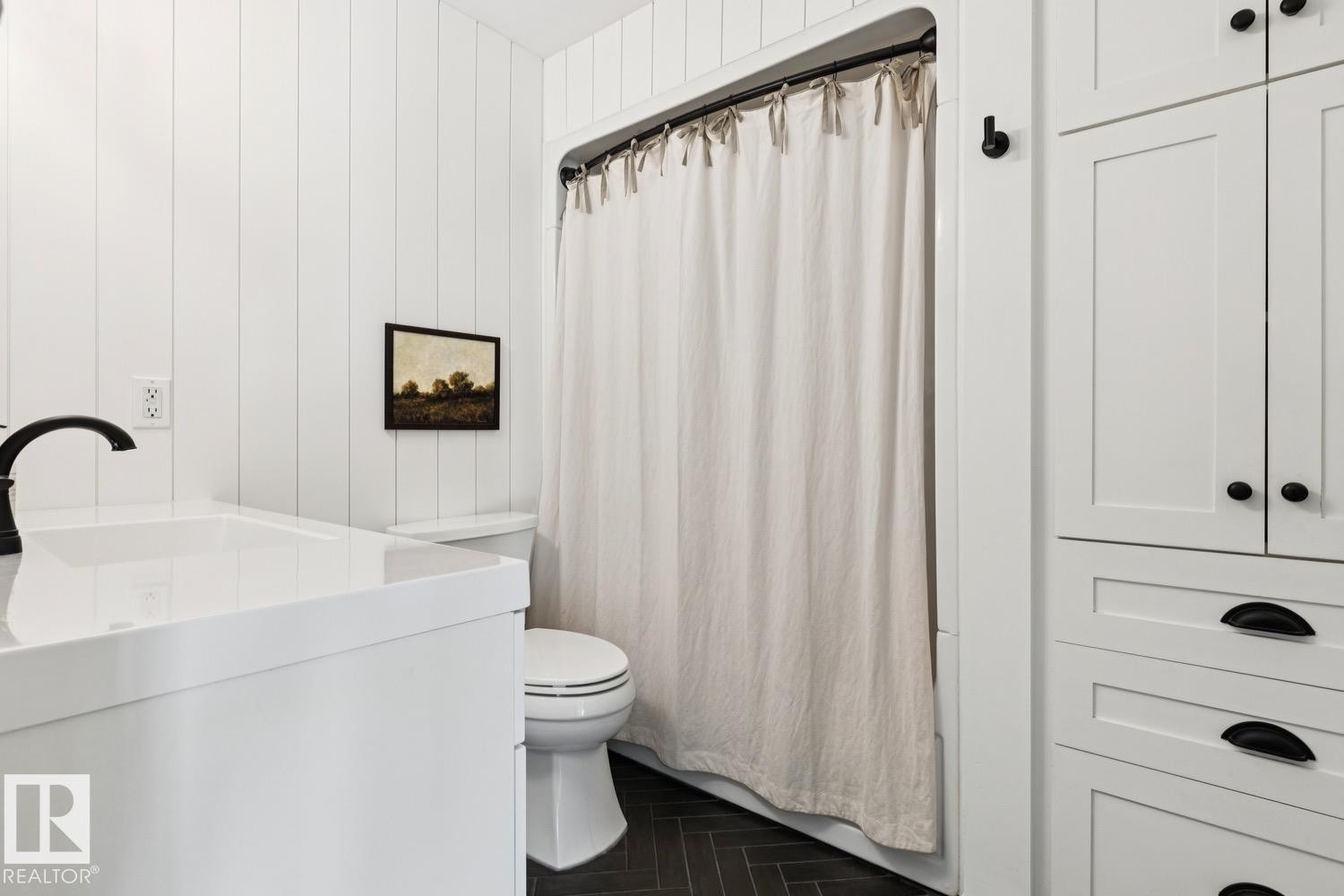 15504 Rio Terrace Drive, Edmonton, AB - Indoor Photo Showing Bathroom