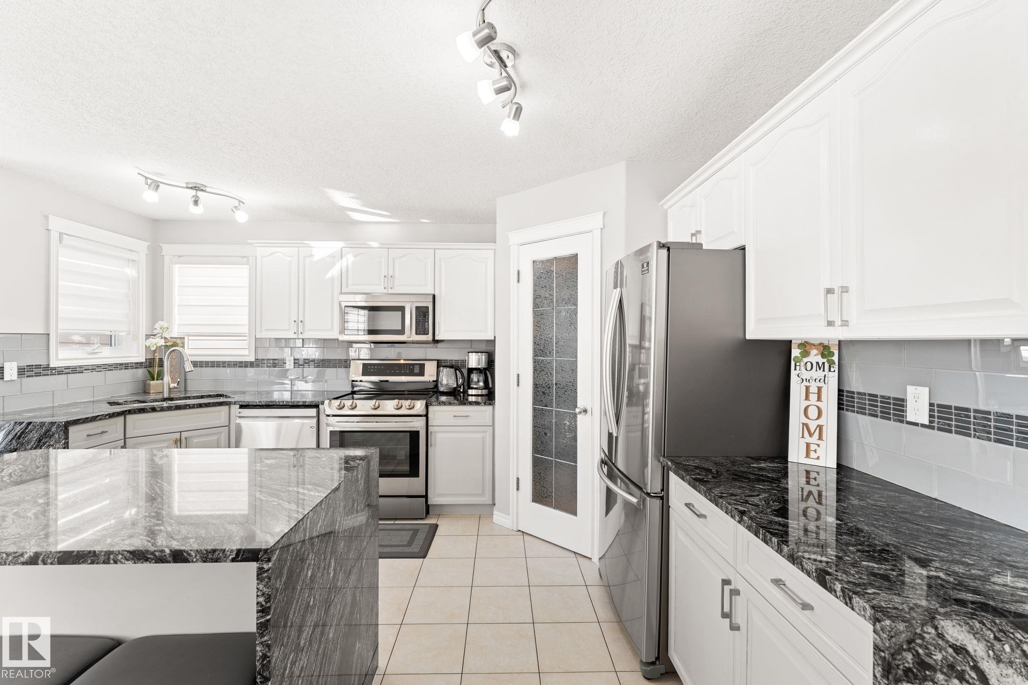 10655 181 Avenue, Edmonton, AB - Indoor Photo Showing Kitchen With Upgraded Kitchen