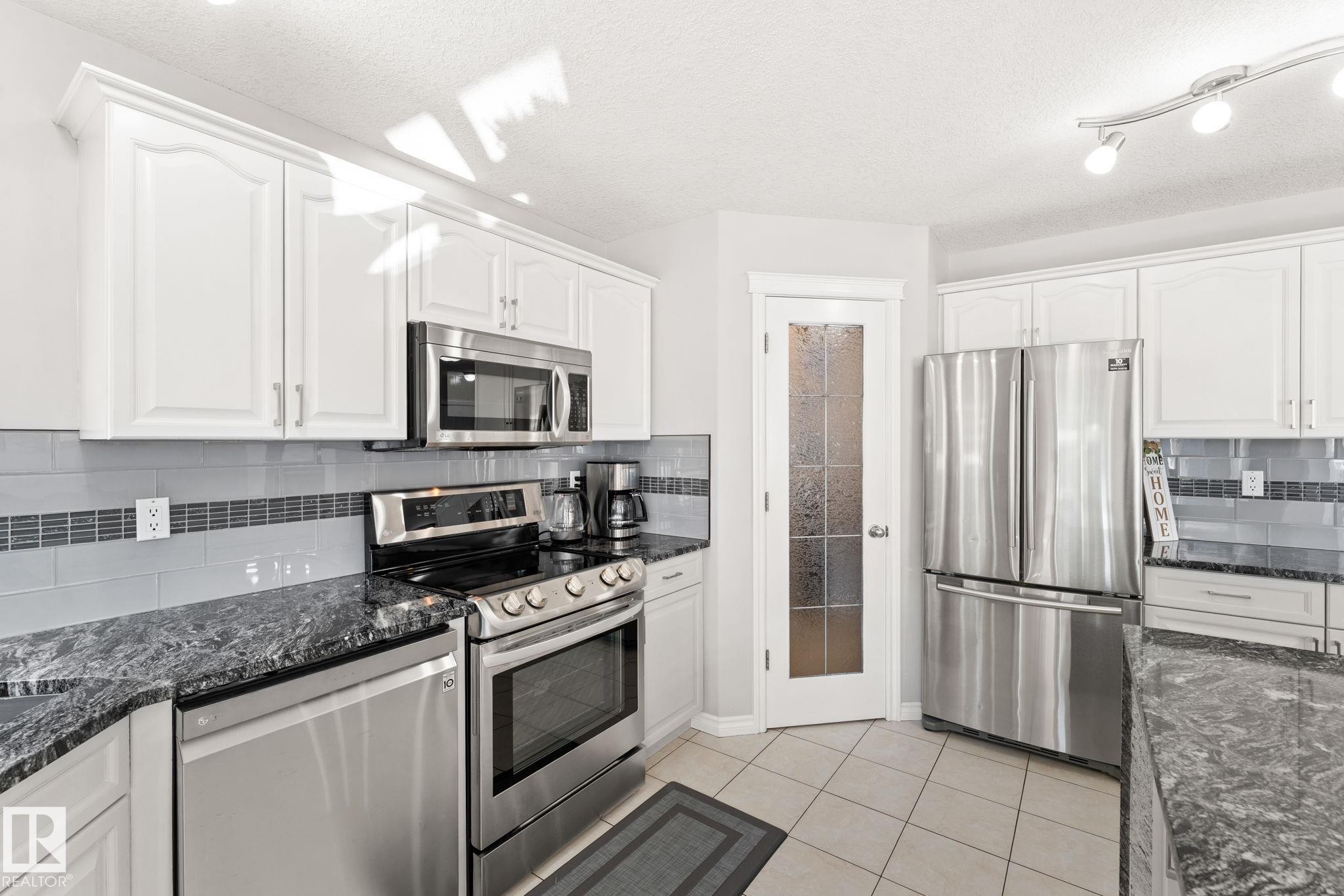 10655 181 Avenue, Edmonton, AB - Indoor Photo Showing Kitchen With Upgraded Kitchen