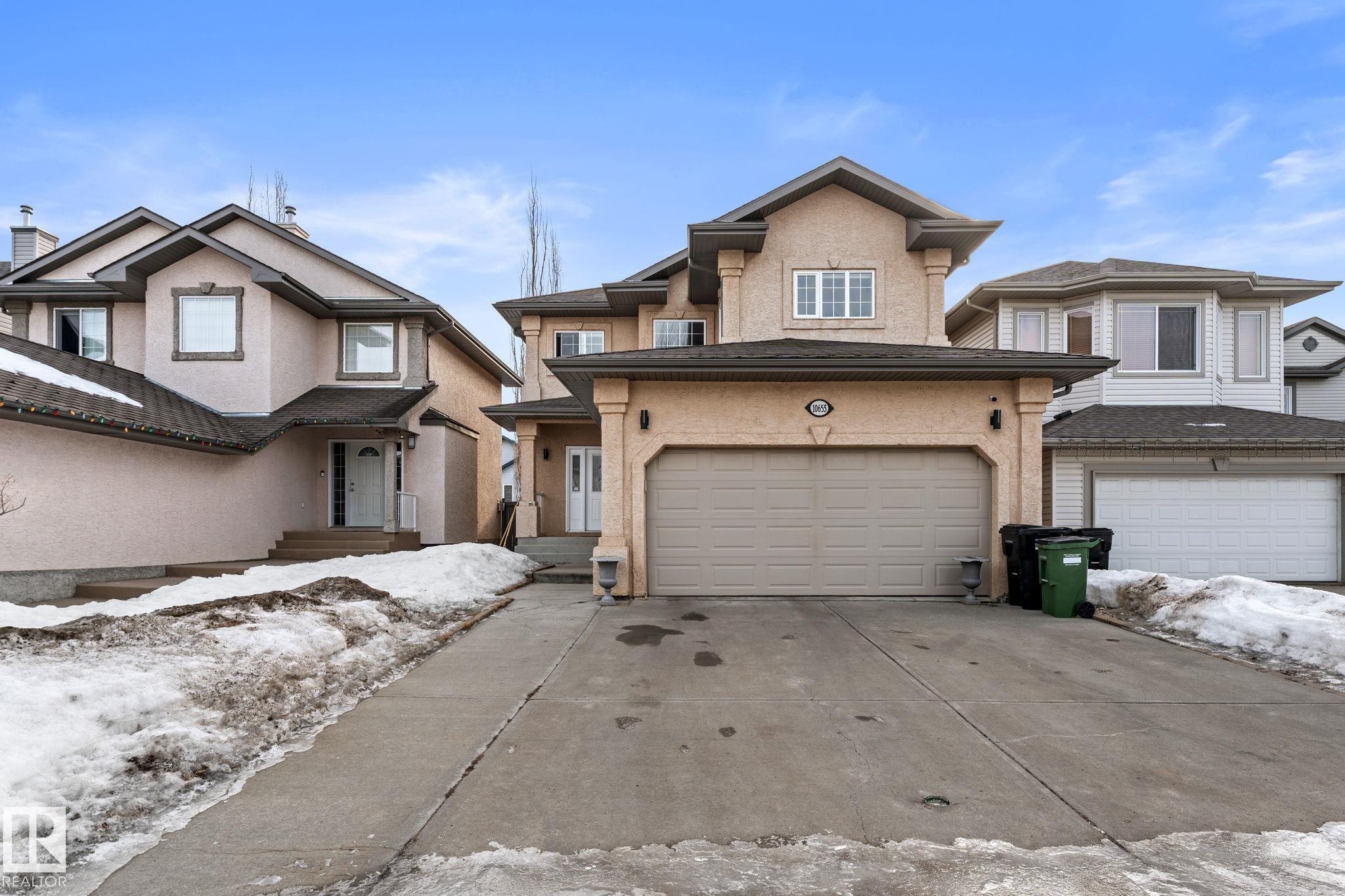Traditional-style home with driveway, stucco siding, and an attached garage - 10655 181 Avenue, Edmonton, AB - Outdoor With Facade