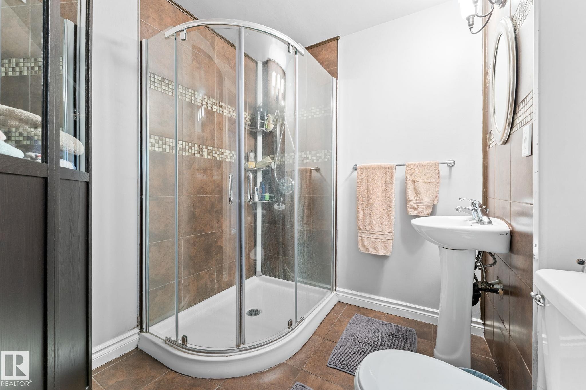 10655 181 Avenue, Edmonton, AB - Indoor Photo Showing Bathroom