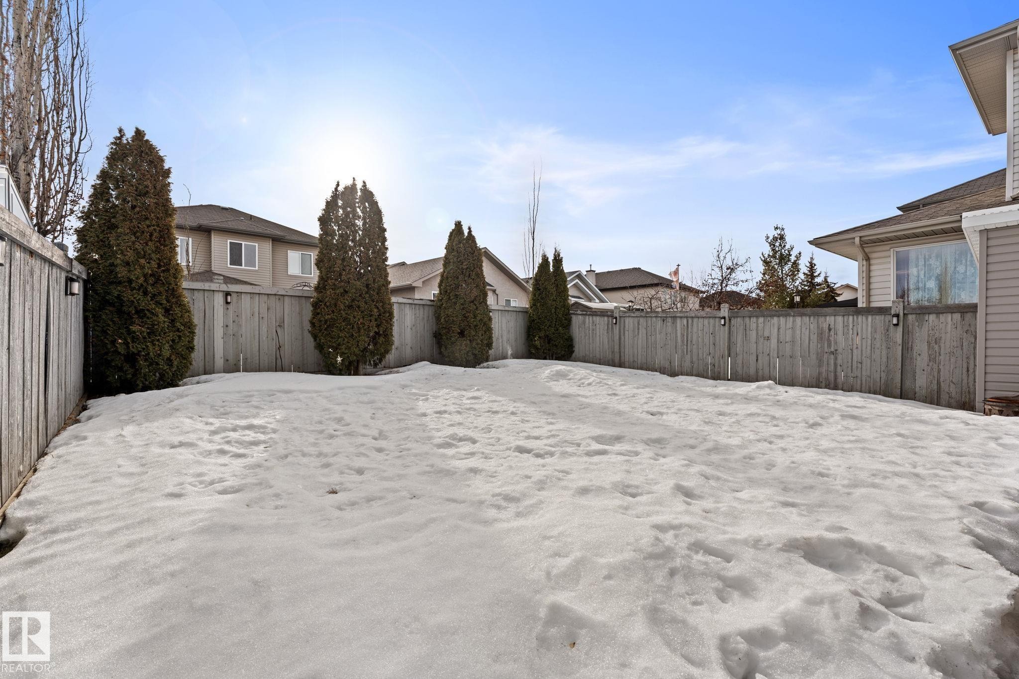 Fenced backyard featuring a residential view - 10655 181 Avenue, Edmonton, AB - Outdoor