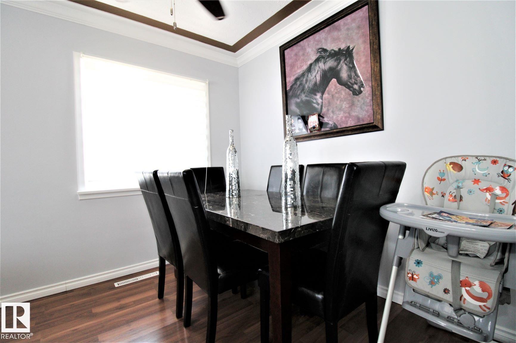 12111 137 Avenue, Edmonton, AB - Indoor Photo Showing Dining Room