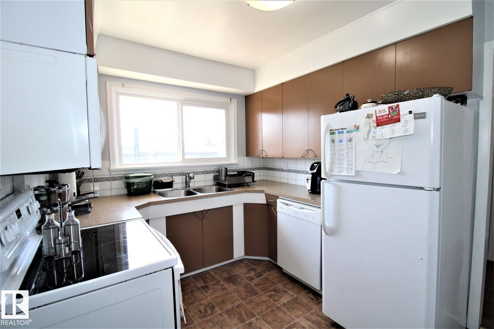 12111 137 Avenue, Edmonton, AB - Indoor Photo Showing Kitchen With Double Sink