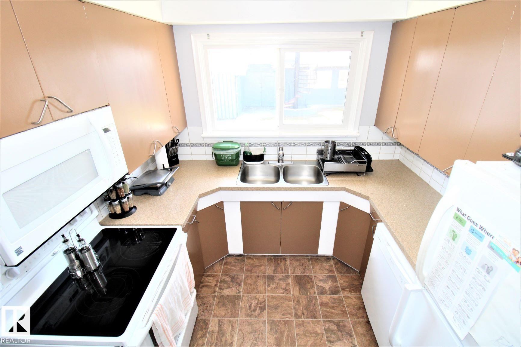 12111 137 Avenue, Edmonton, AB - Indoor Photo Showing Kitchen With Double Sink