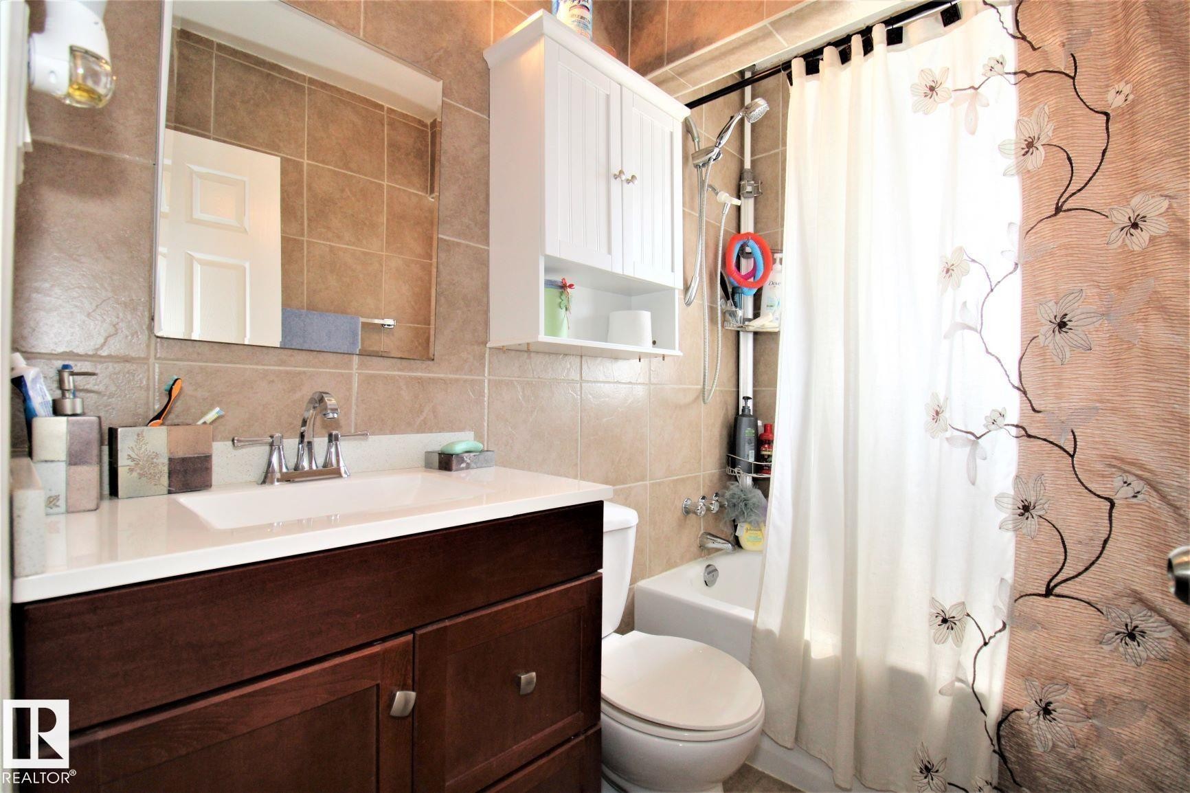 12111 137 Avenue, Edmonton, AB - Indoor Photo Showing Bathroom