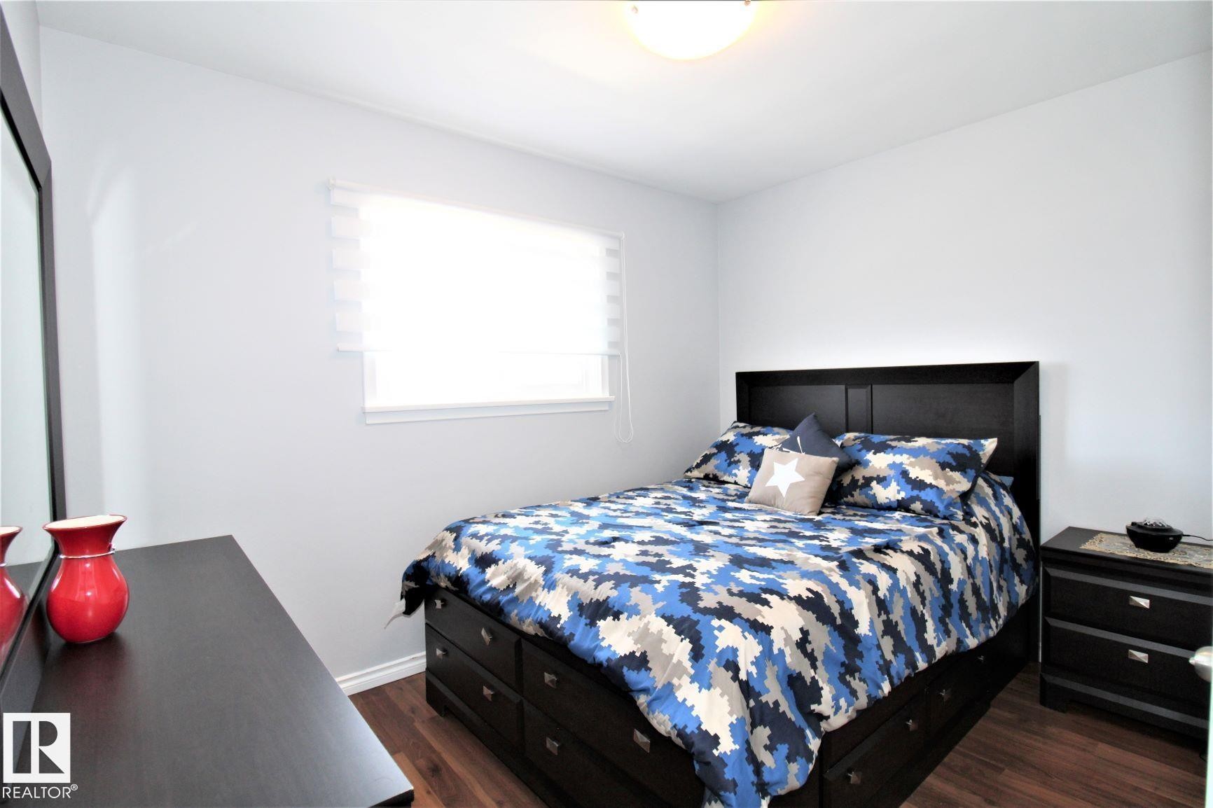 12111 137 Avenue, Edmonton, AB - Indoor Photo Showing Bedroom