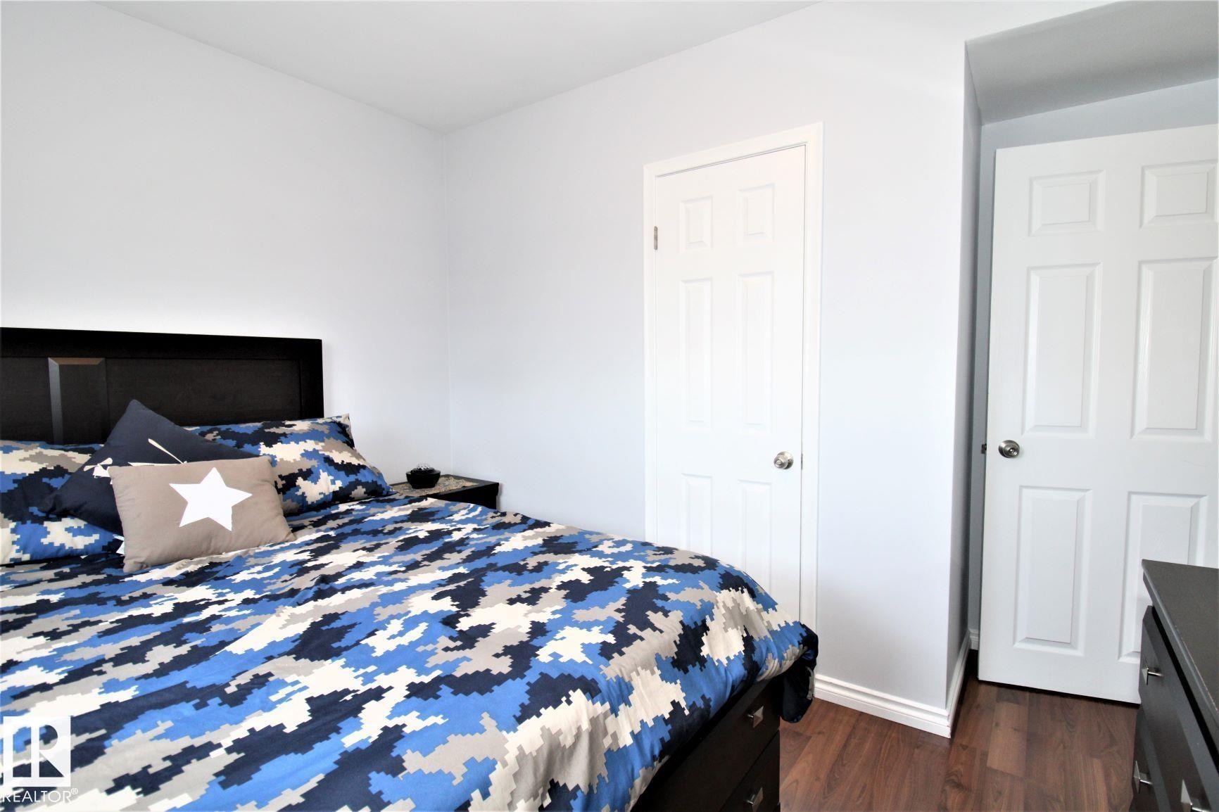 12111 137 Avenue, Edmonton, AB - Indoor Photo Showing Bedroom