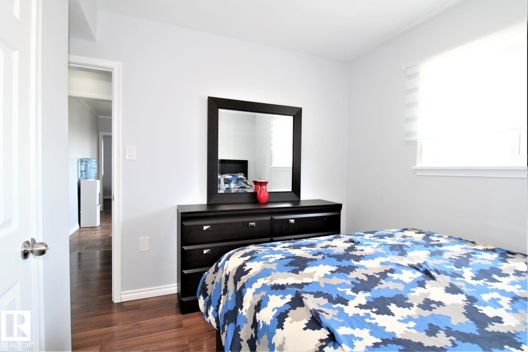 12111 137 Avenue, Edmonton, AB - Indoor Photo Showing Bedroom