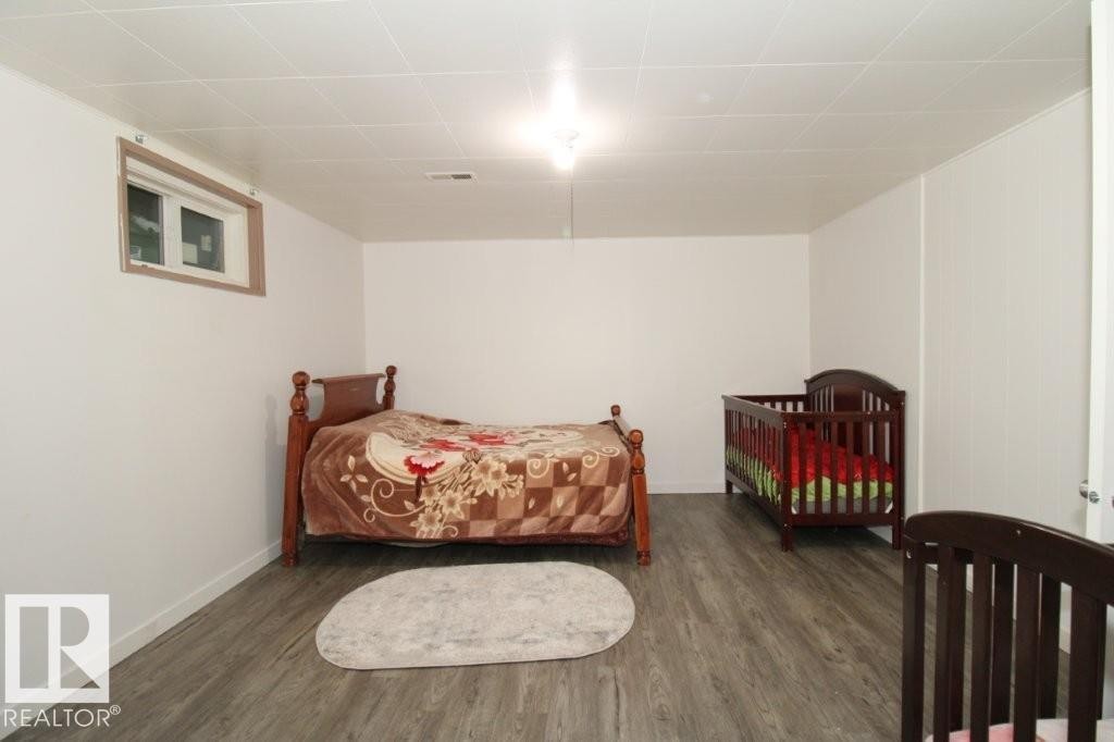 12111 137 Avenue, Edmonton, AB - Indoor Photo Showing Bedroom