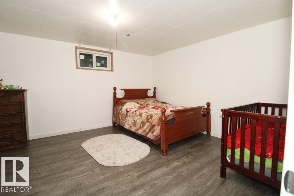 12111 137 Avenue, Edmonton, AB - Indoor Photo Showing Bedroom