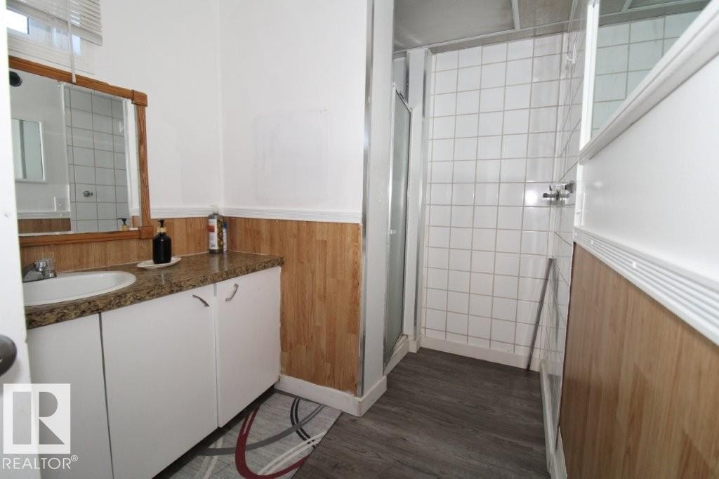 12111 137 Avenue, Edmonton, AB - Indoor Photo Showing Bathroom