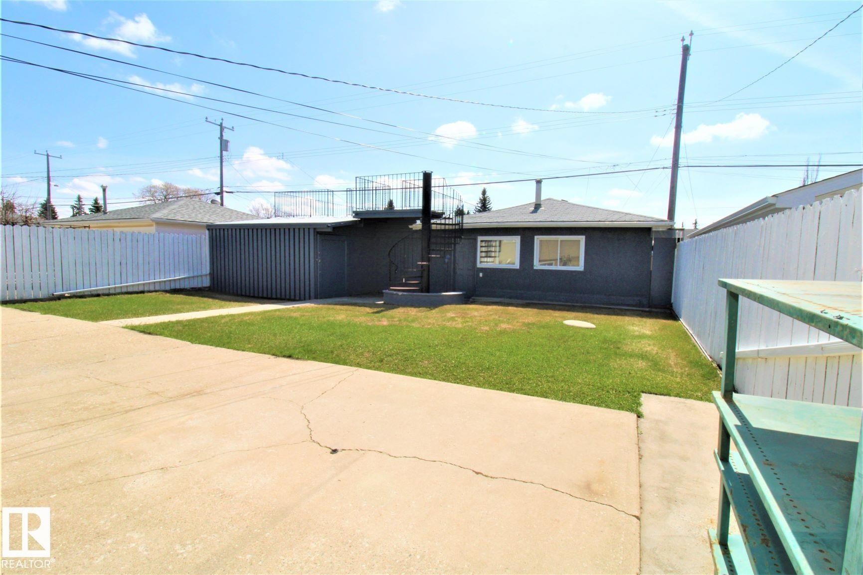 12111 137 Avenue, Edmonton, AB - Outdoor