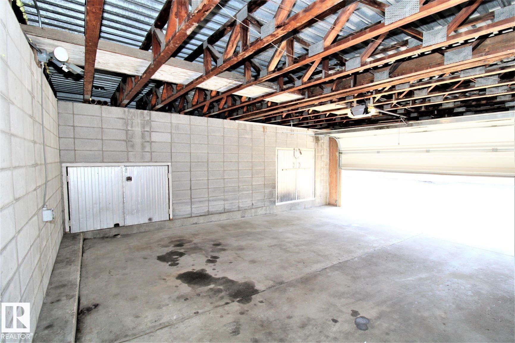 12111 137 Avenue, Edmonton, AB - Indoor Photo Showing Garage