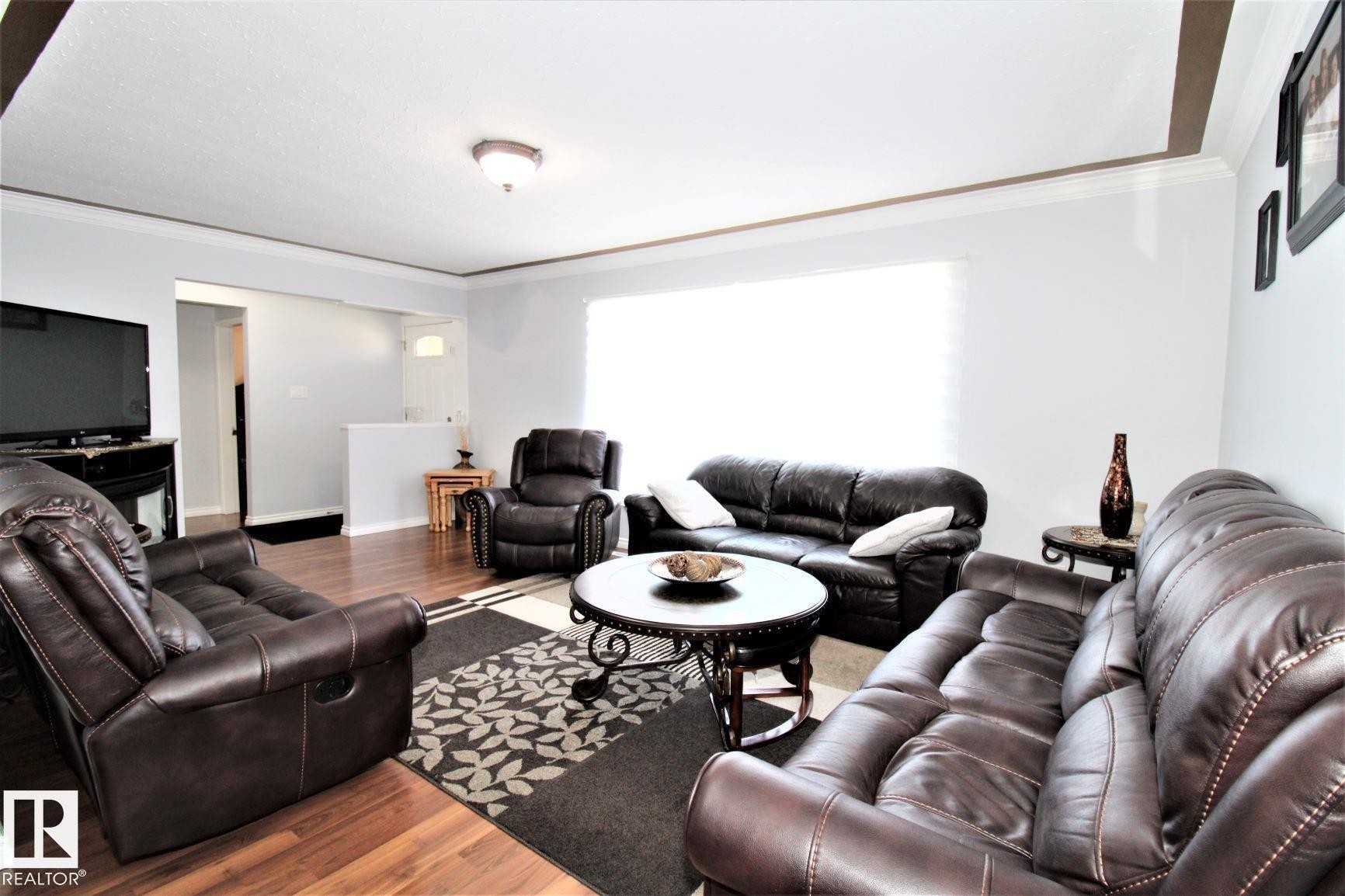12111 137 Avenue, Edmonton, AB - Indoor Photo Showing Living Room