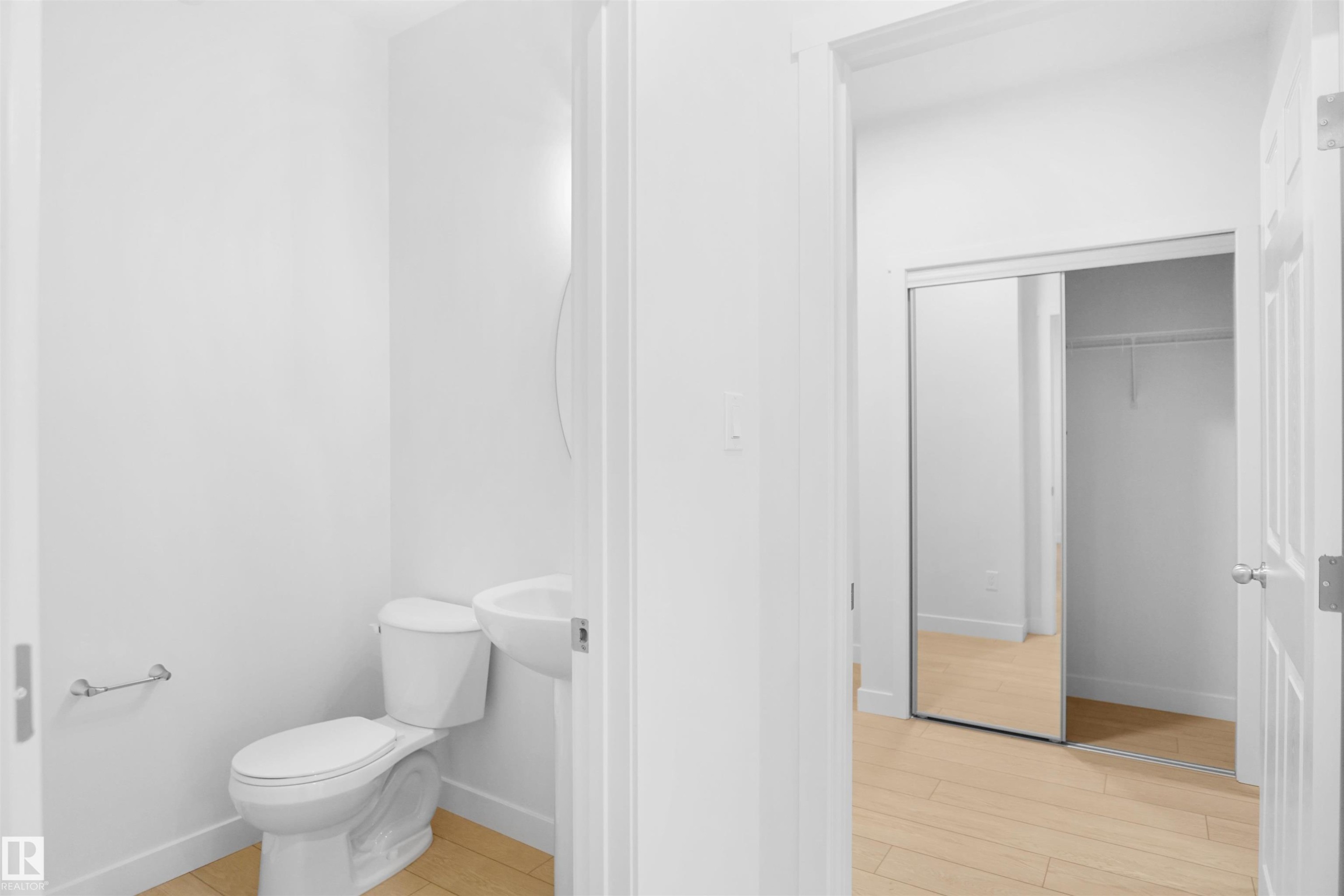 1332 11 Avenue, Edmonton, AB - Indoor Photo Showing Bathroom