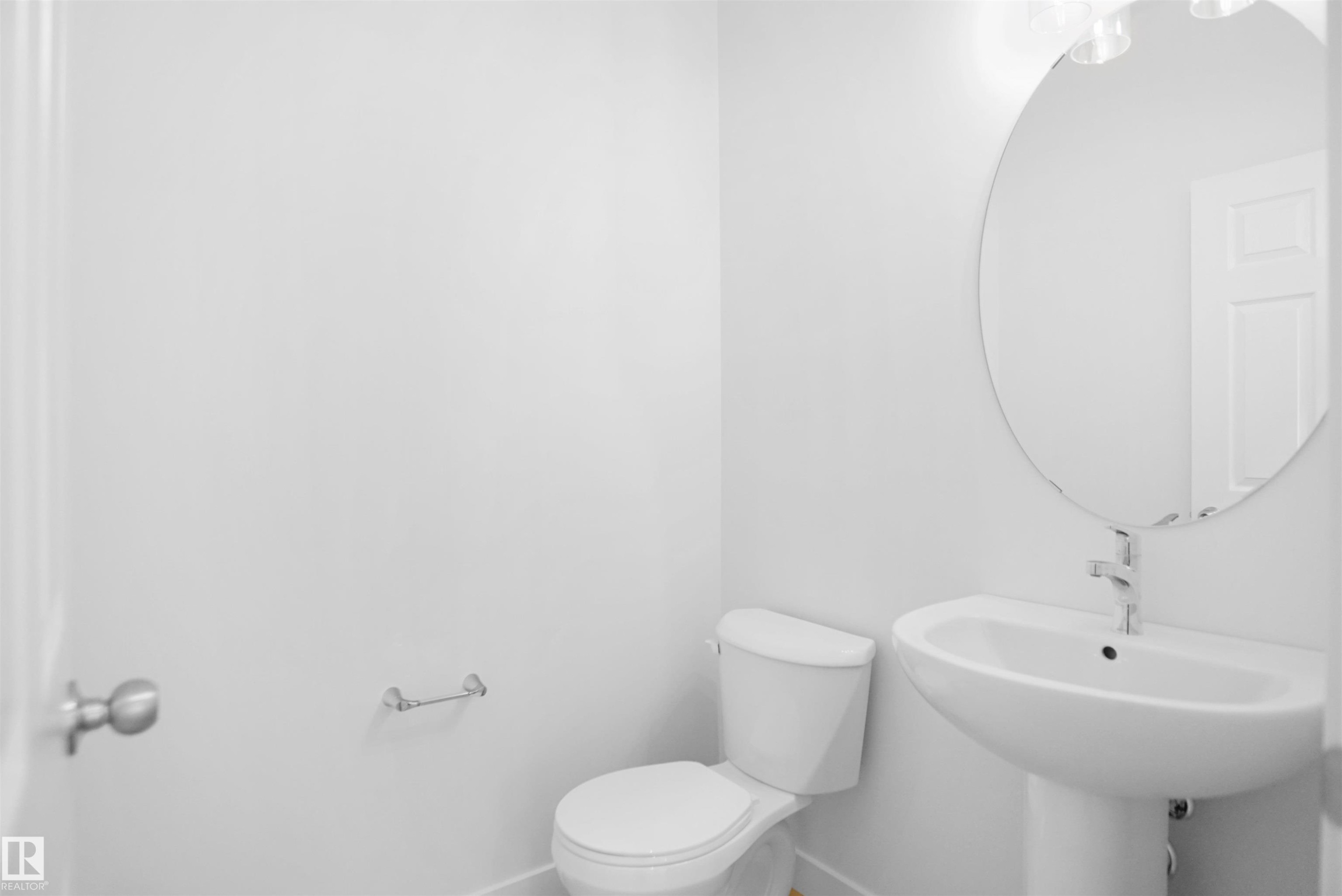 1332 11 Avenue, Edmonton, AB - Indoor Photo Showing Bathroom
