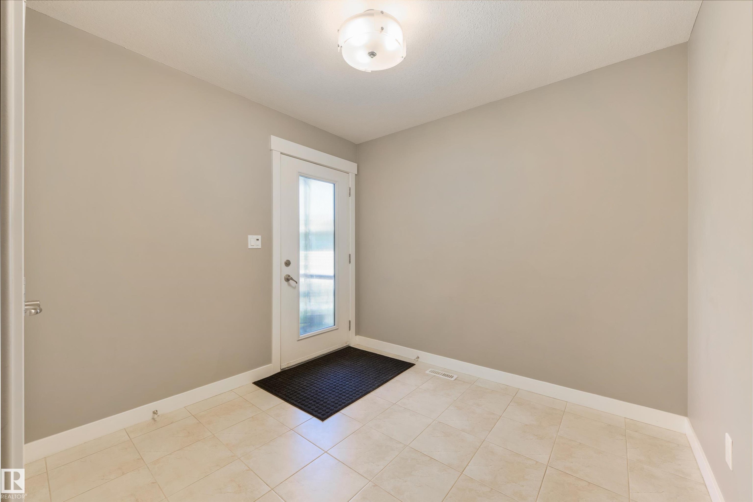 2328 Ware Crescent, Edmonton, AB - Indoor Photo Showing Other Room